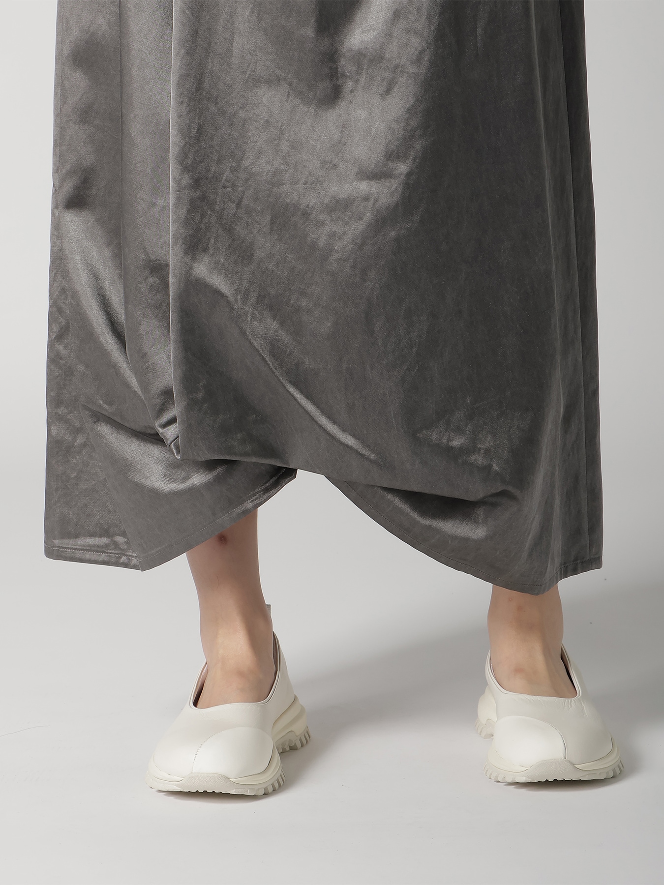 BLEACH SATIN TUCK SKIRT