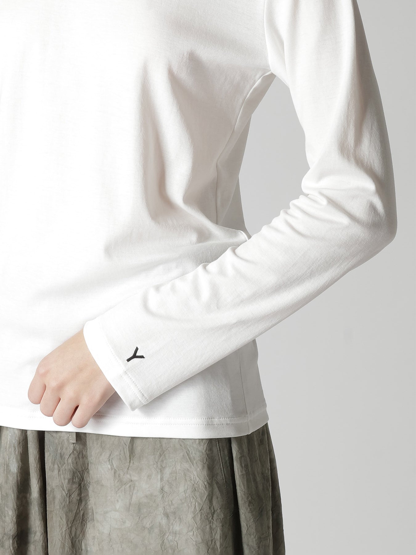 "Y" EMBROIDERY ROUND NECK LONSLEEVE TEE
