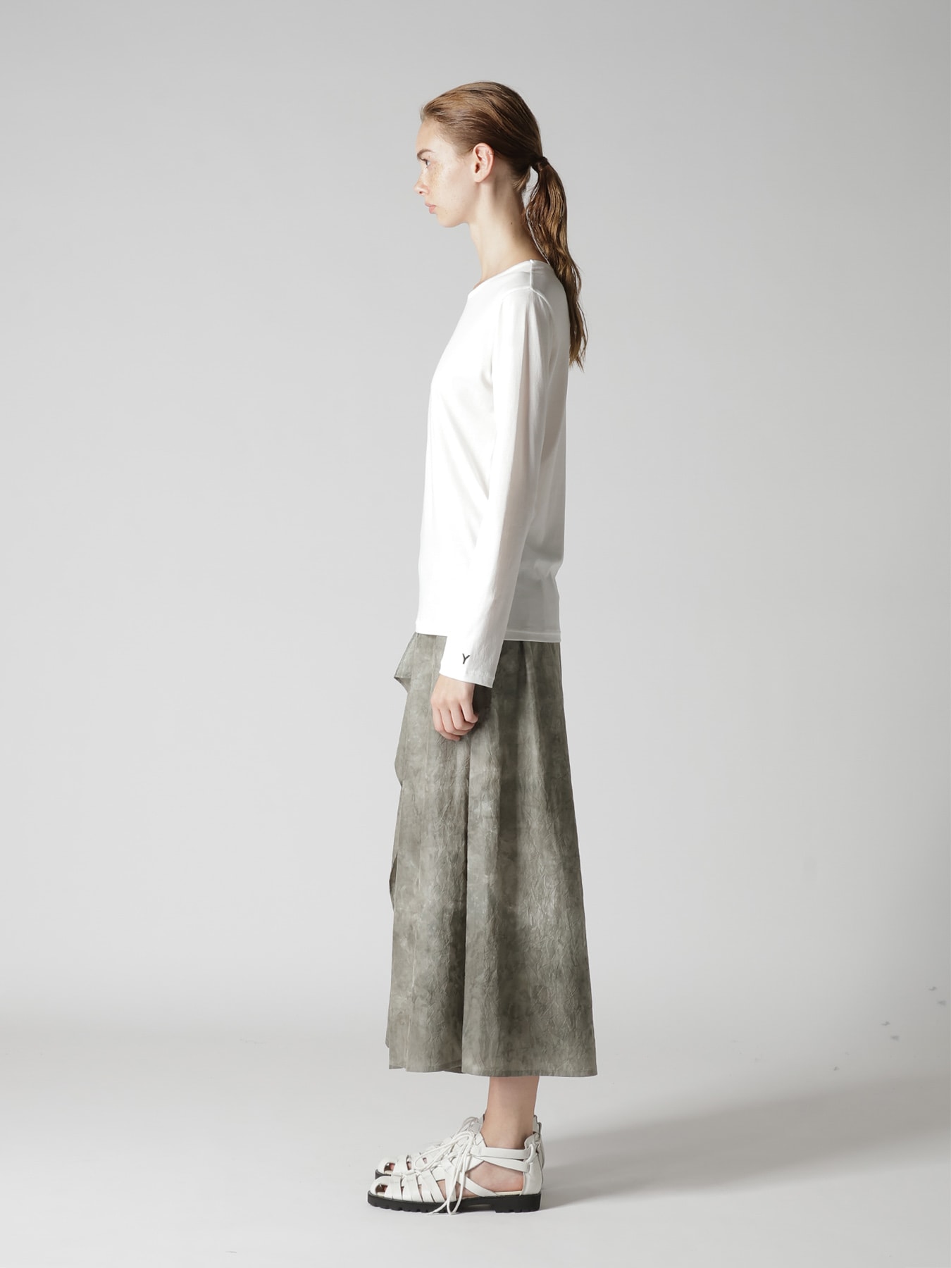 "Y" EMBROIDERY ROUND NECK LONSLEEVE TEE