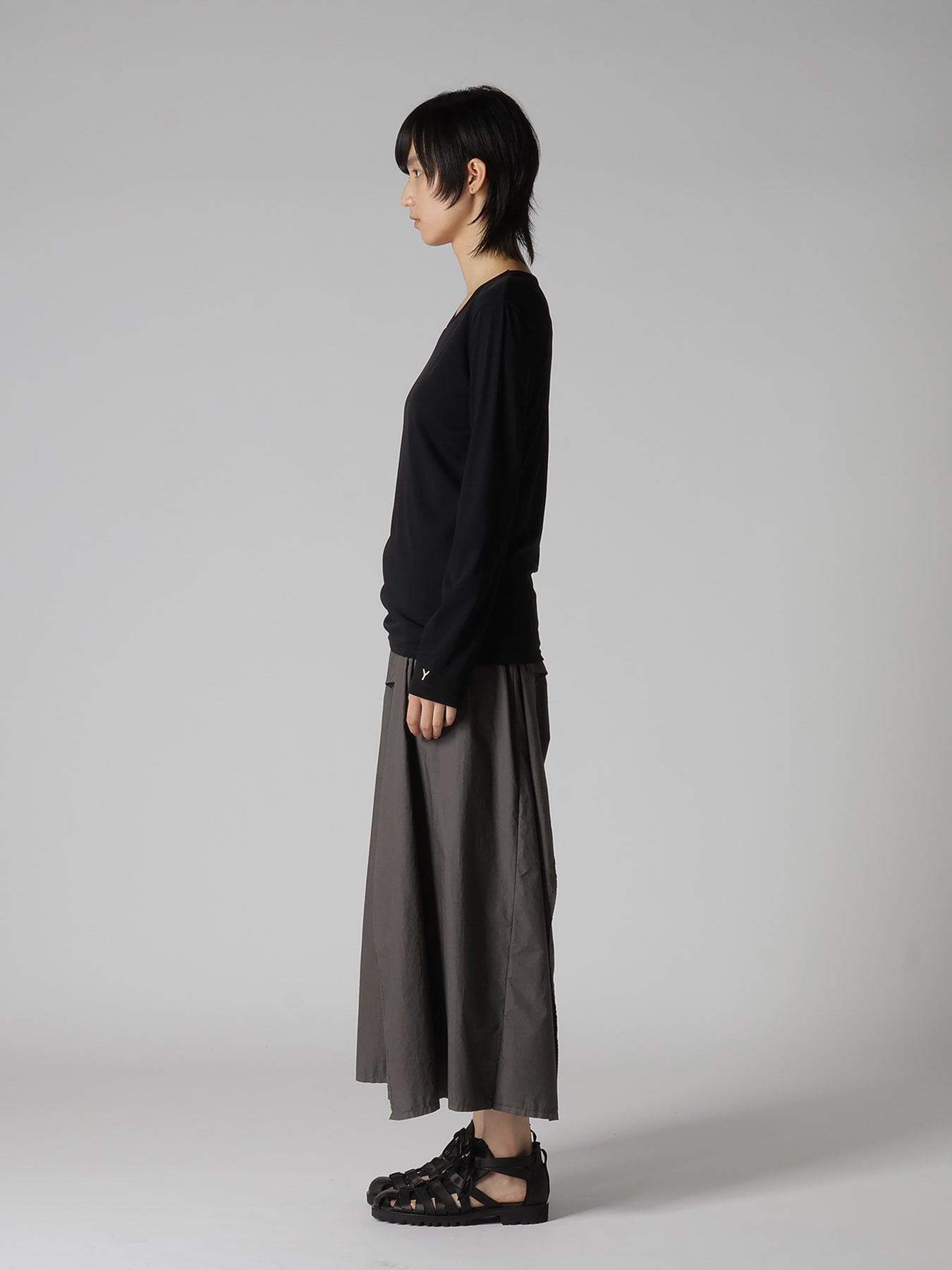 "Y" EMBROIDERY ROUND NECK LONSLEEVE TEE