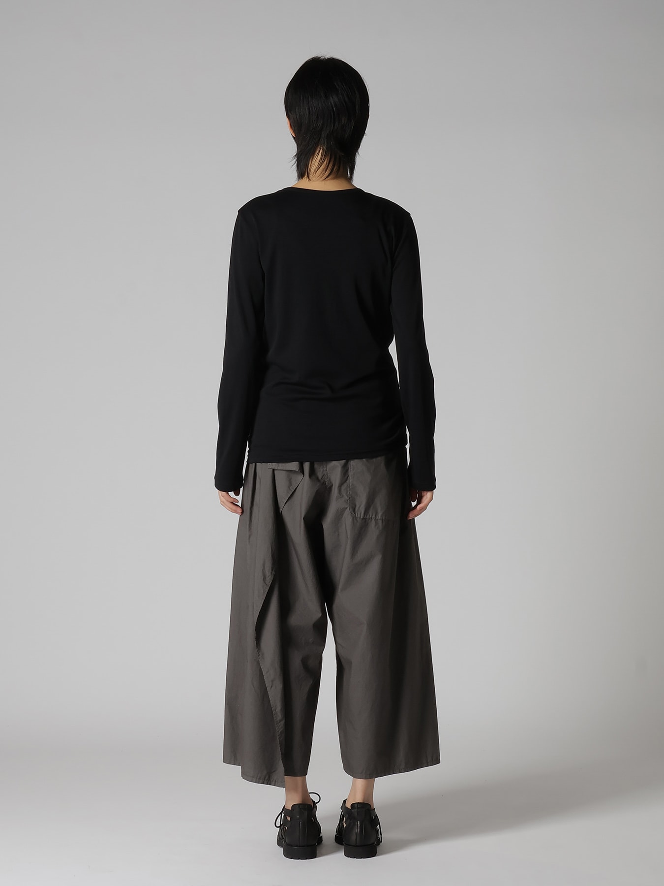 "Y" EMBROIDERY ROUND NECK LONSLEEVE TEE