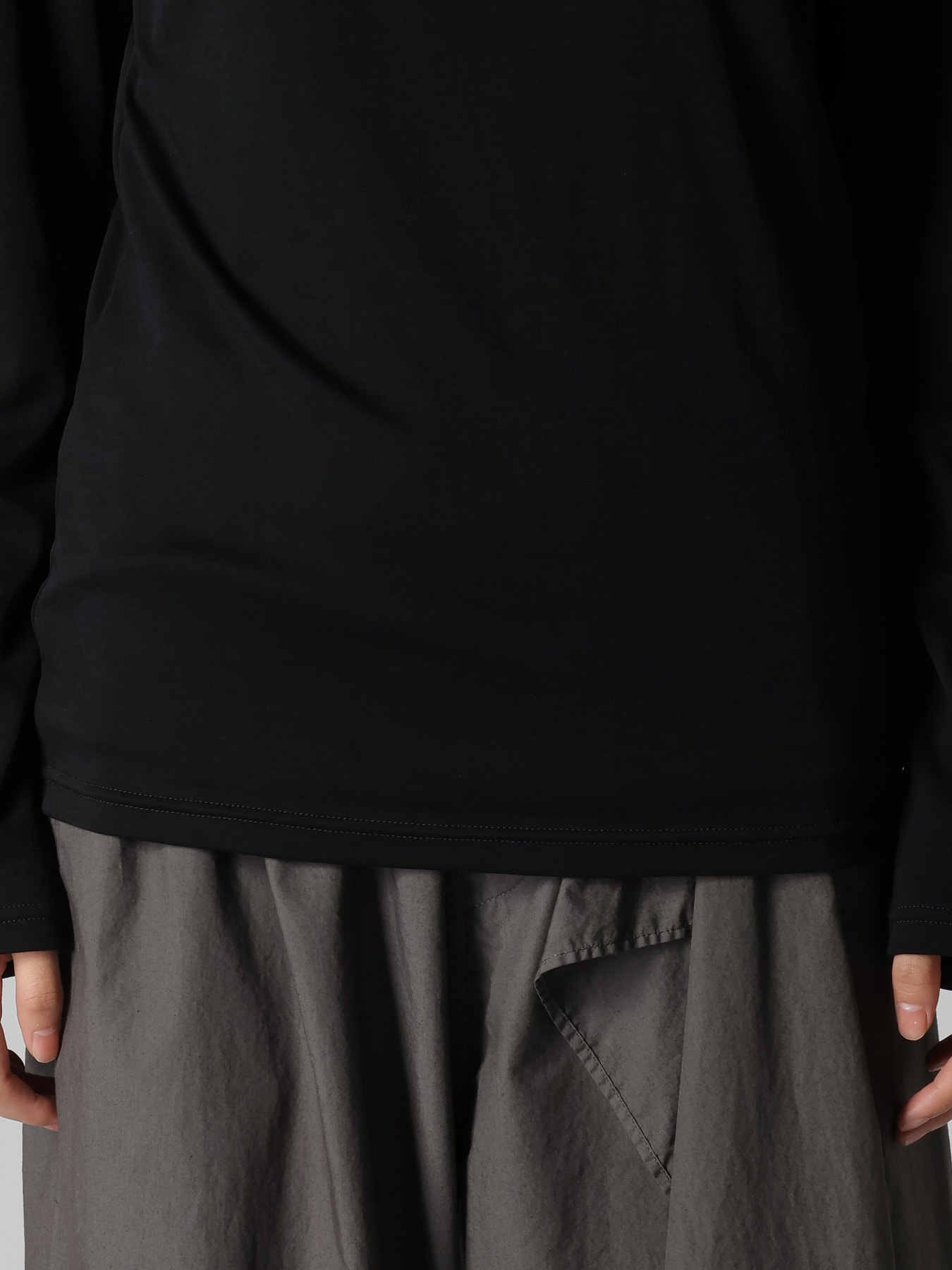 "Y" EMBROIDERY ROUND NECK LONSLEEVE TEE