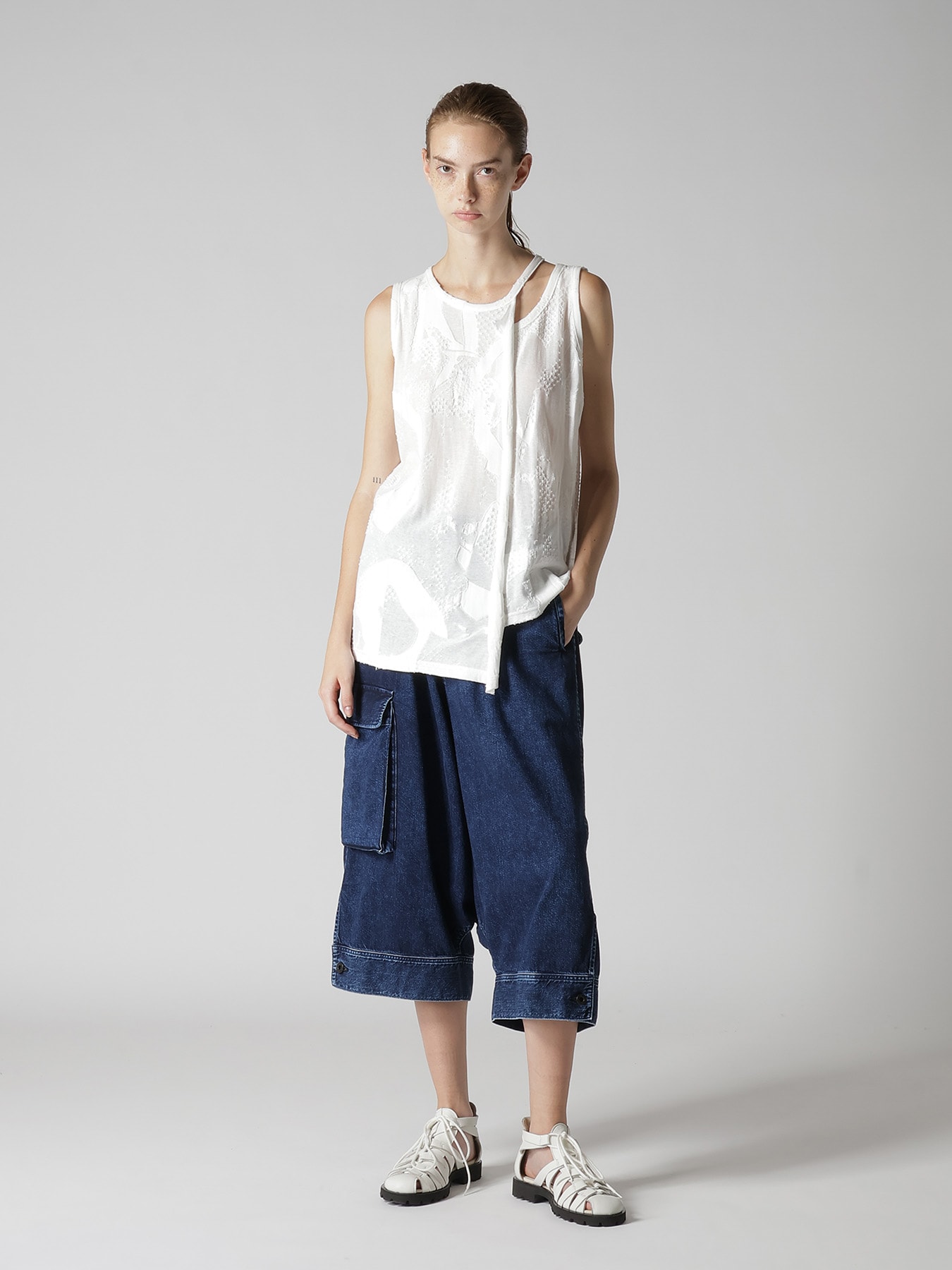 CRUSH JACQUARD ASYMMETRIC SLEEVLESS TEE