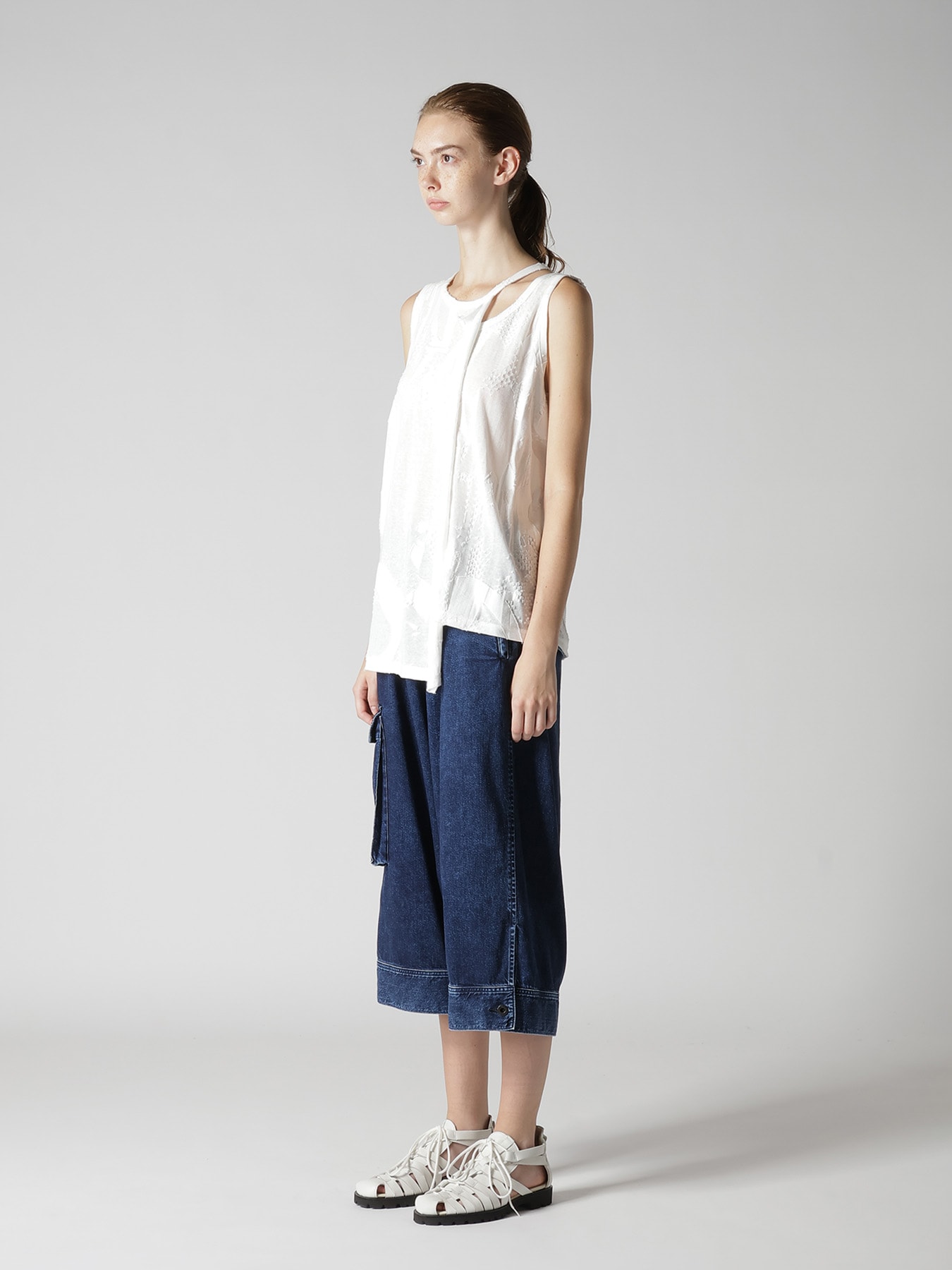 CRUSH JACQUARD ASYMMETRIC SLEEVLESS TEE