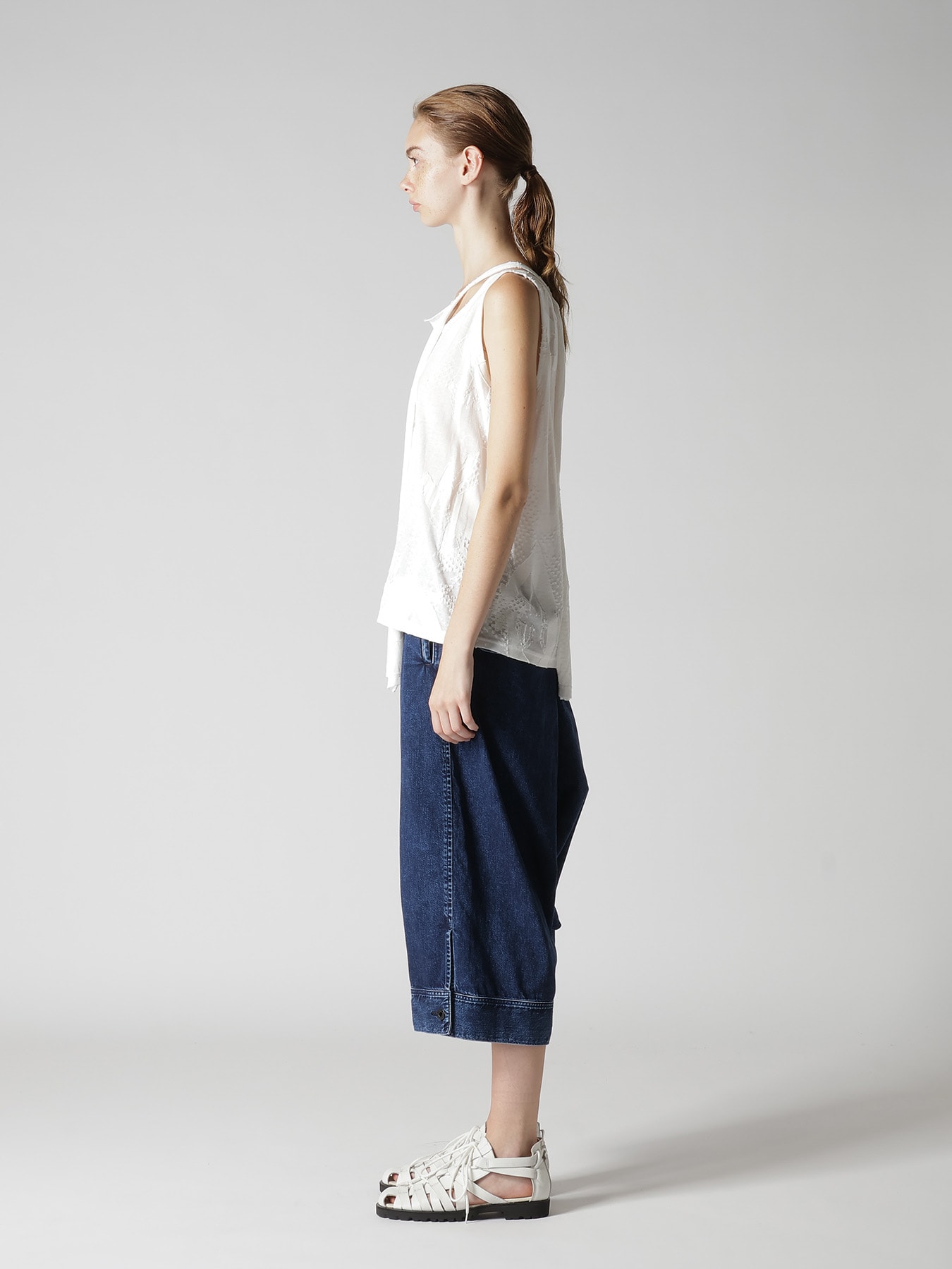 CRUSH JACQUARD ASYMMETRIC SLEEVLESS TEE