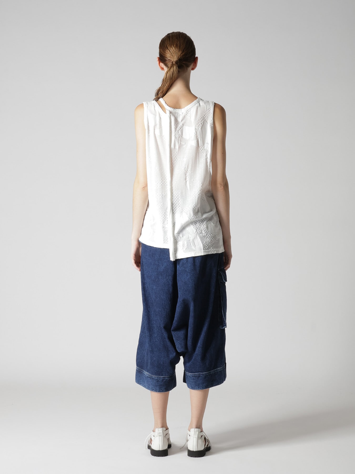 CRUSH JACQUARD ASYMMETRIC SLEEVLESS TEE