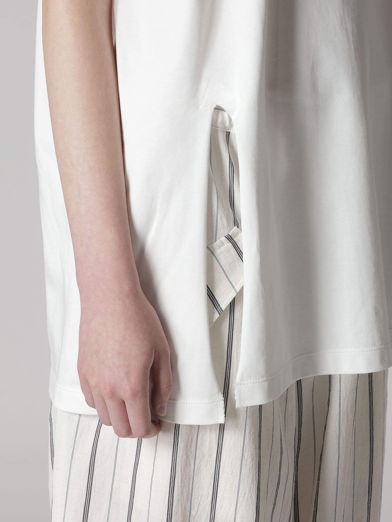 COTTON JERSEY SLIT SHORT SLEEVE TEE