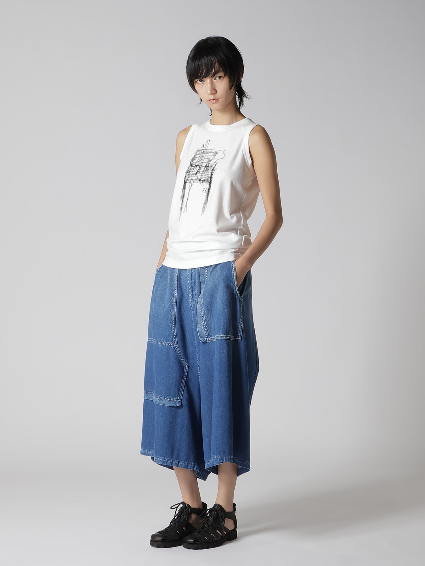 RANDOM STITCH EMBROIDERY SLEEVELESS TEE