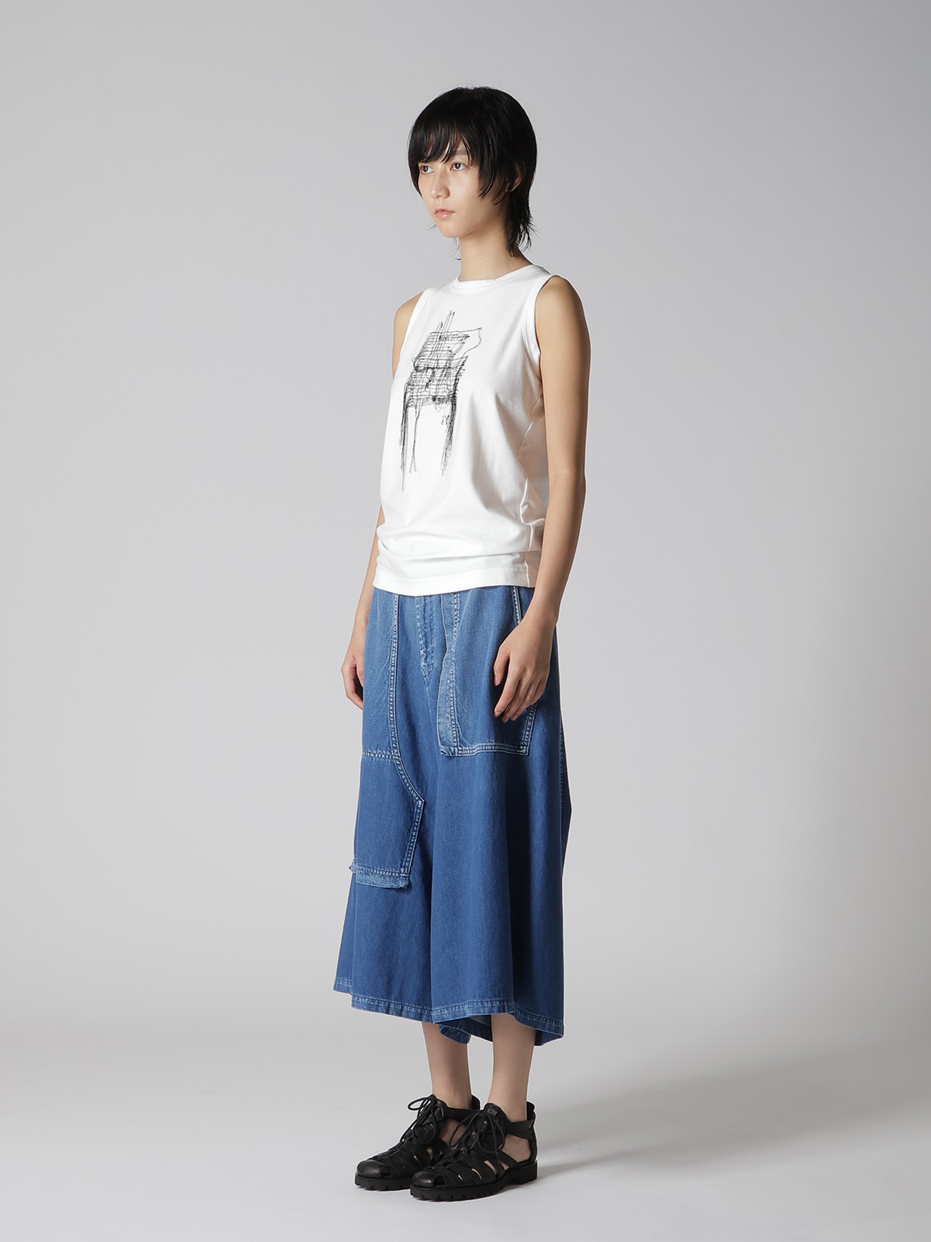 RANDOM STITCH EMBROIDERY SLEEVELESS TEE