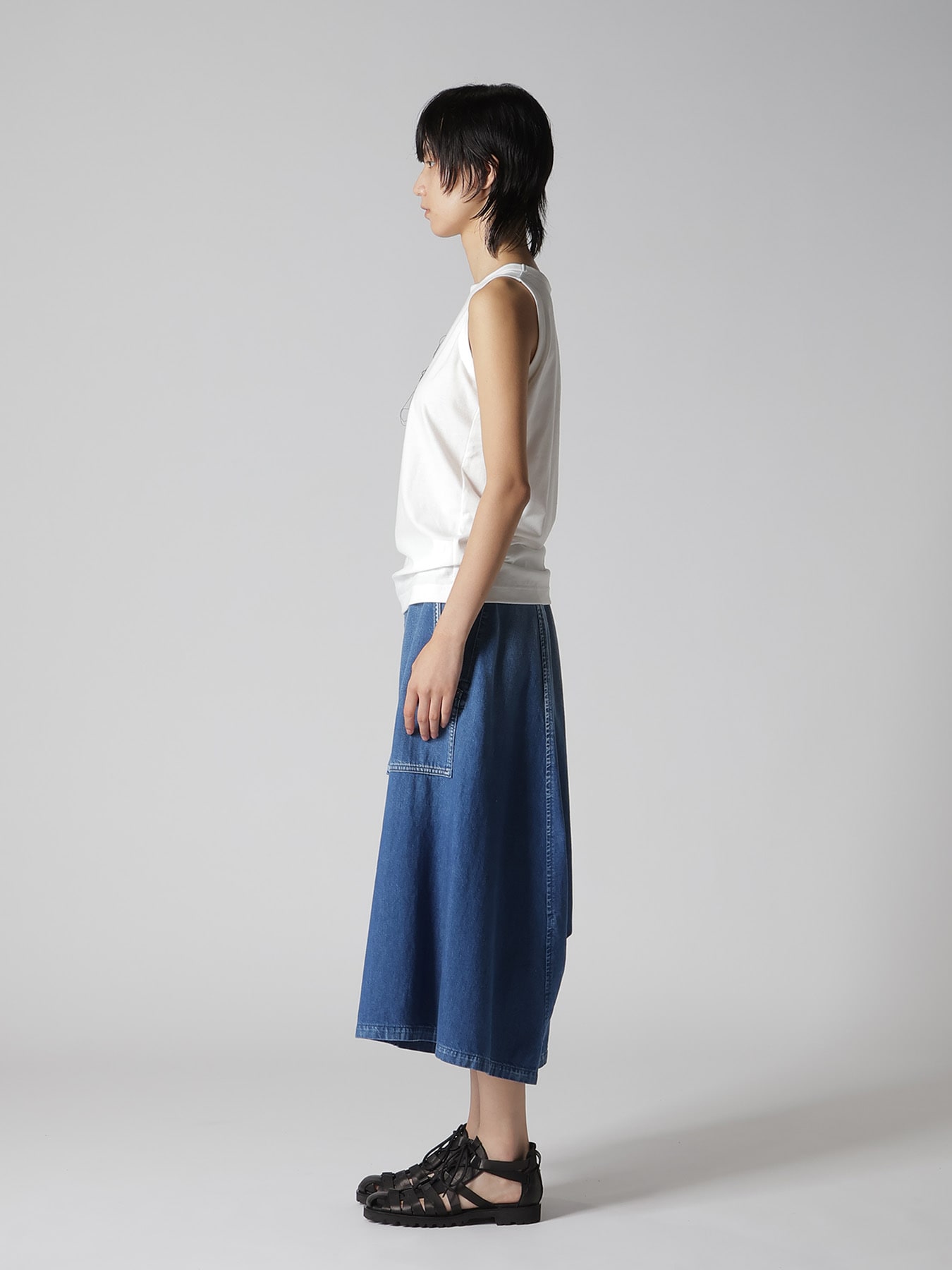 RANDOM STITCH EMBROIDERY SLEEVELESS TEE