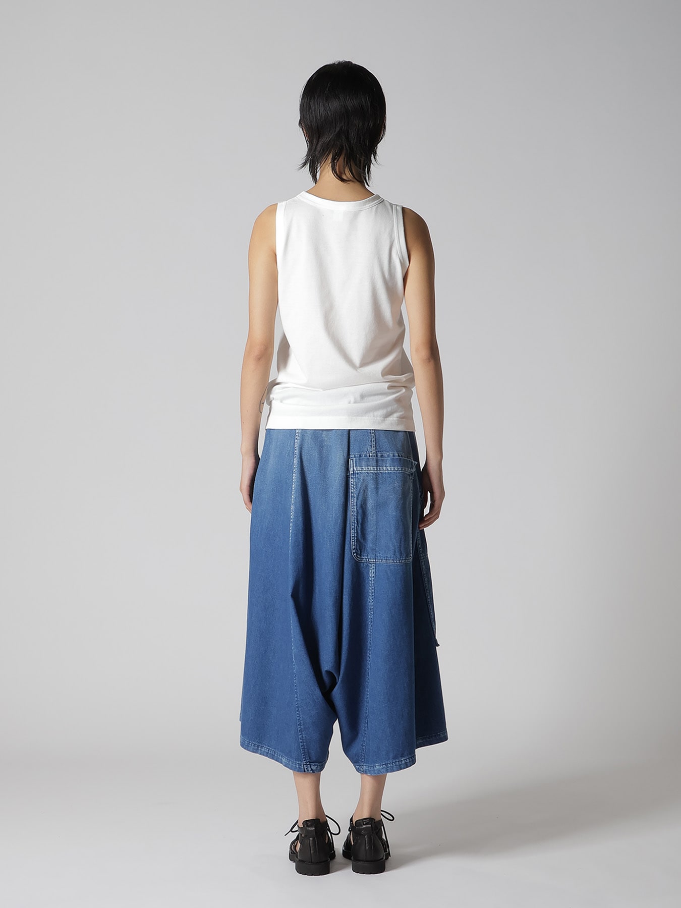 RANDOM STITCH EMBROIDERY SLEEVELESS TEE