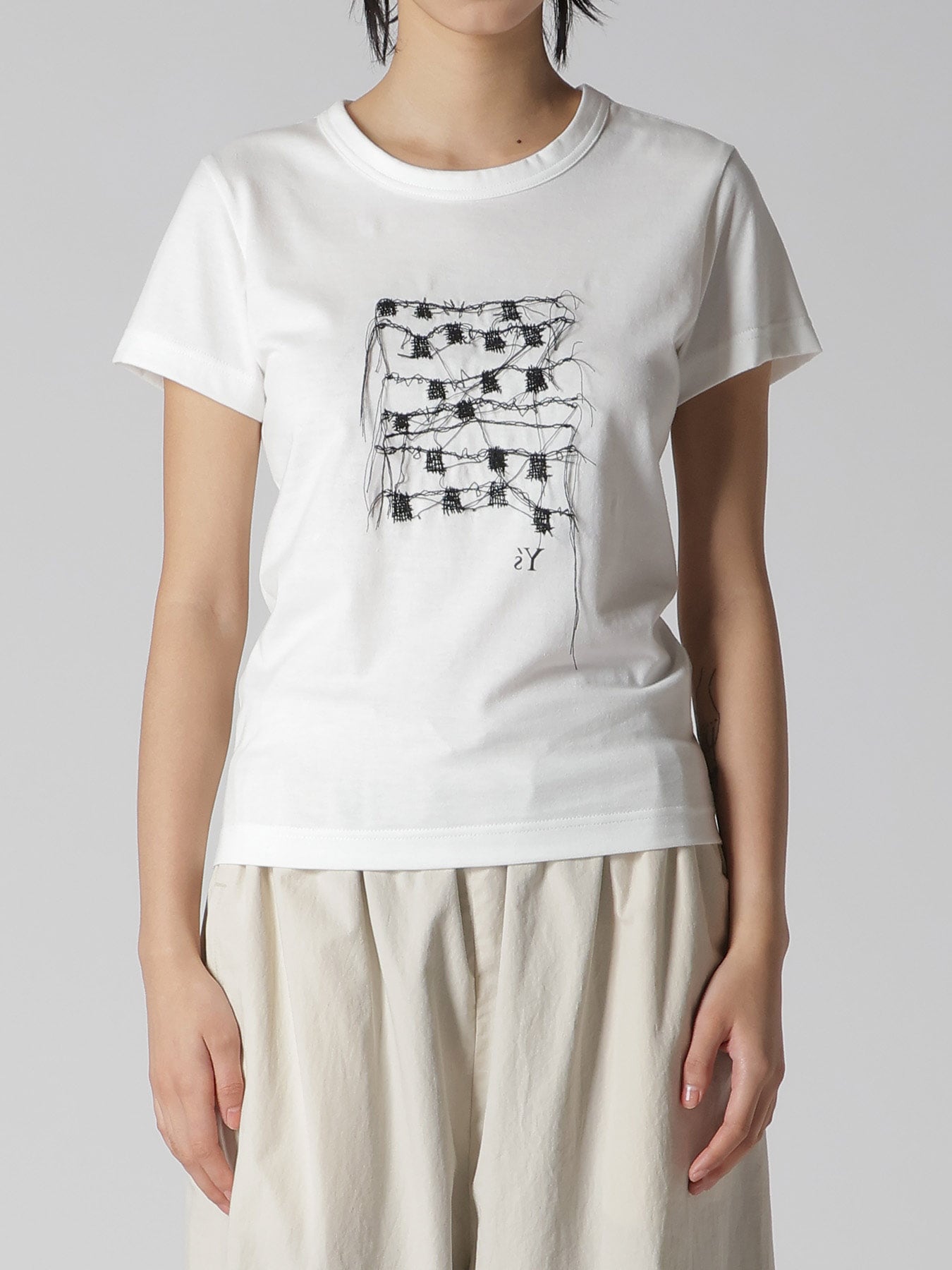 RANDOM STITCH EMBROIDERY SHORT SLEEVE TEE