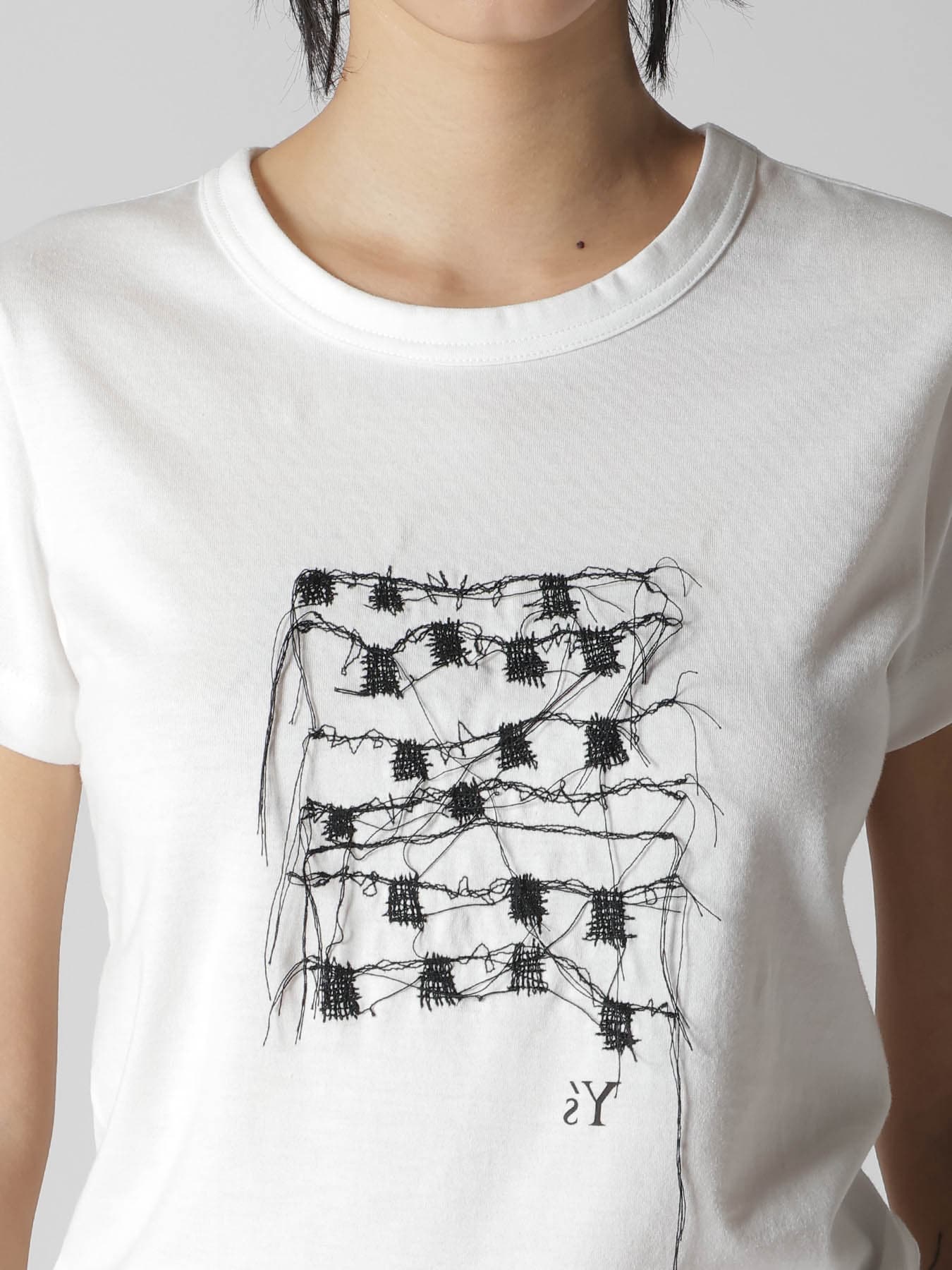 RANDOM STITCH EMBROIDERY SHORT SLEEVE TEE