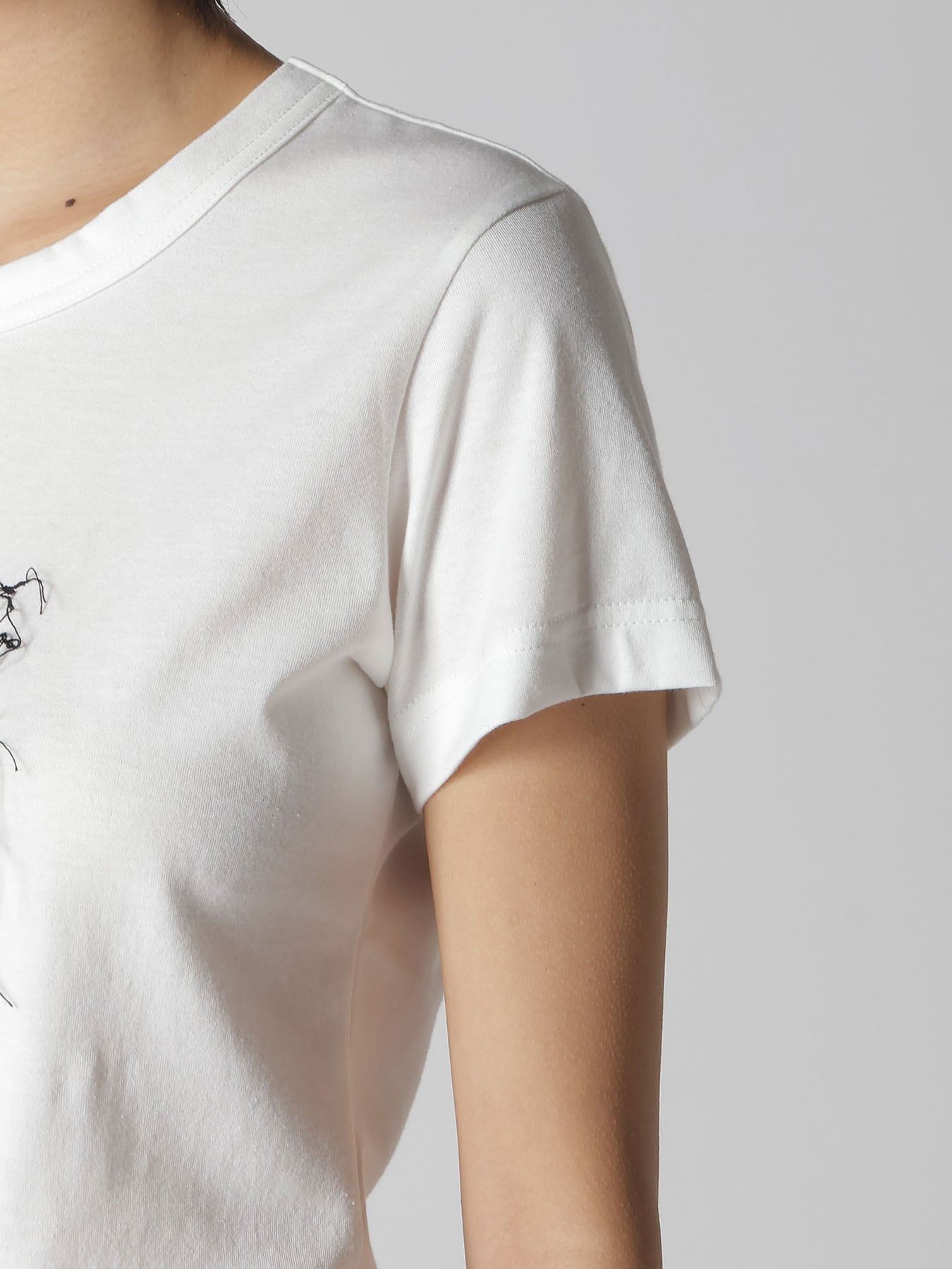 RANDOM STITCH EMBROIDERY SHORT SLEEVE TEE