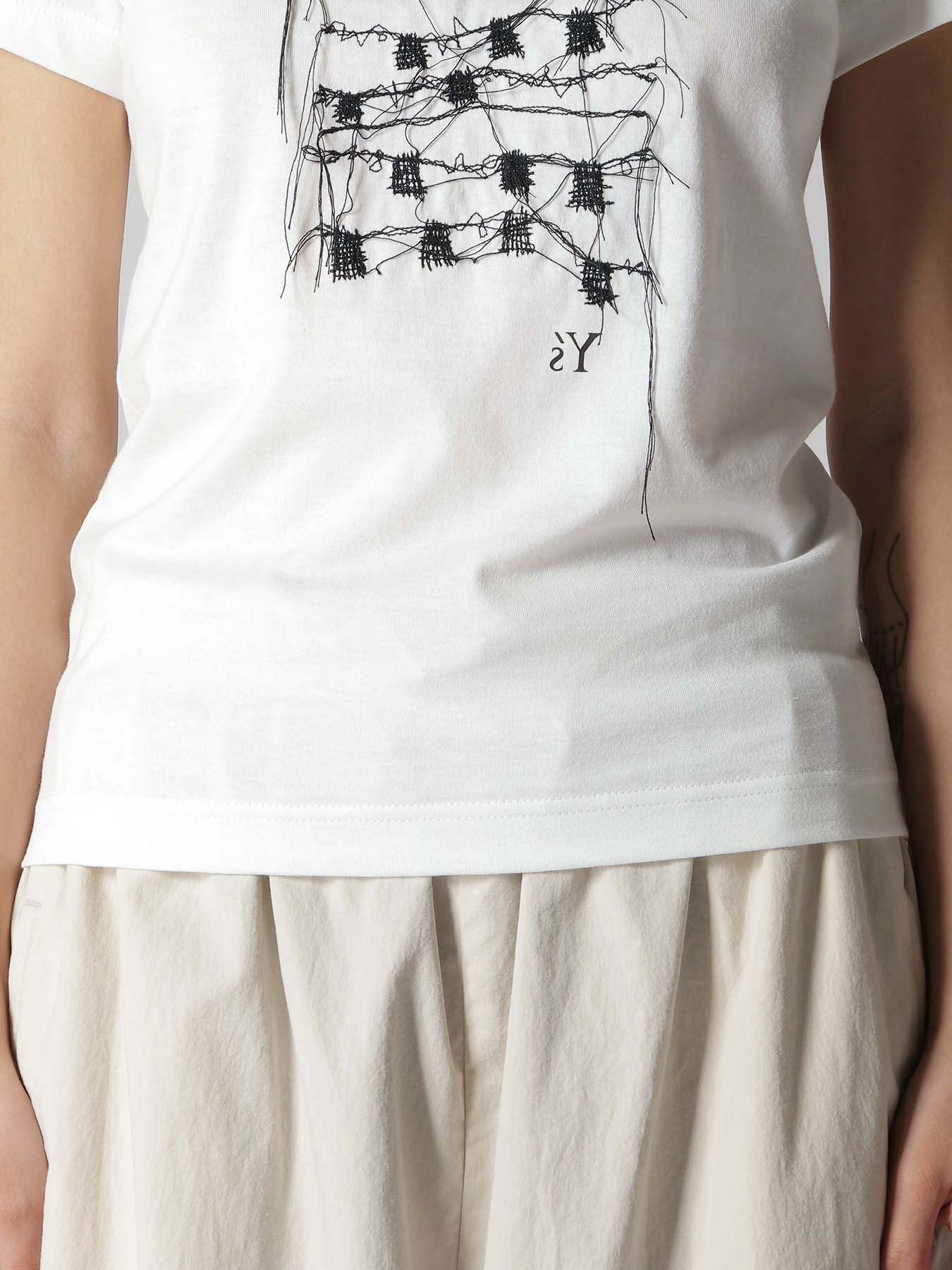 RANDOM STITCH EMBROIDERY SHORT SLEEVE TEE