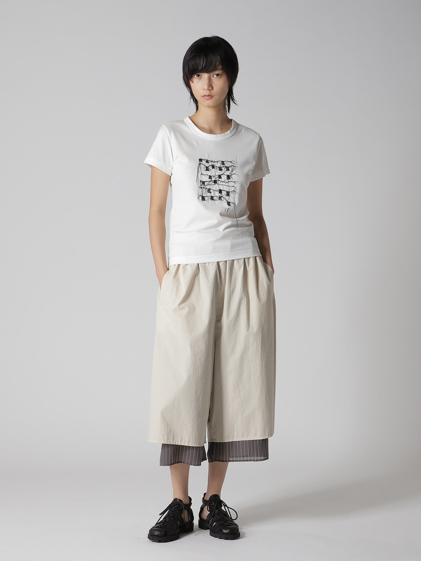 RANDOM STITCH EMBROIDERY SHORT SLEEVE TEE