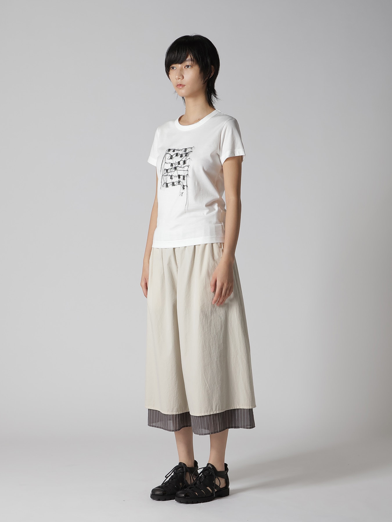 RANDOM STITCH EMBROIDERY SHORT SLEEVE TEE