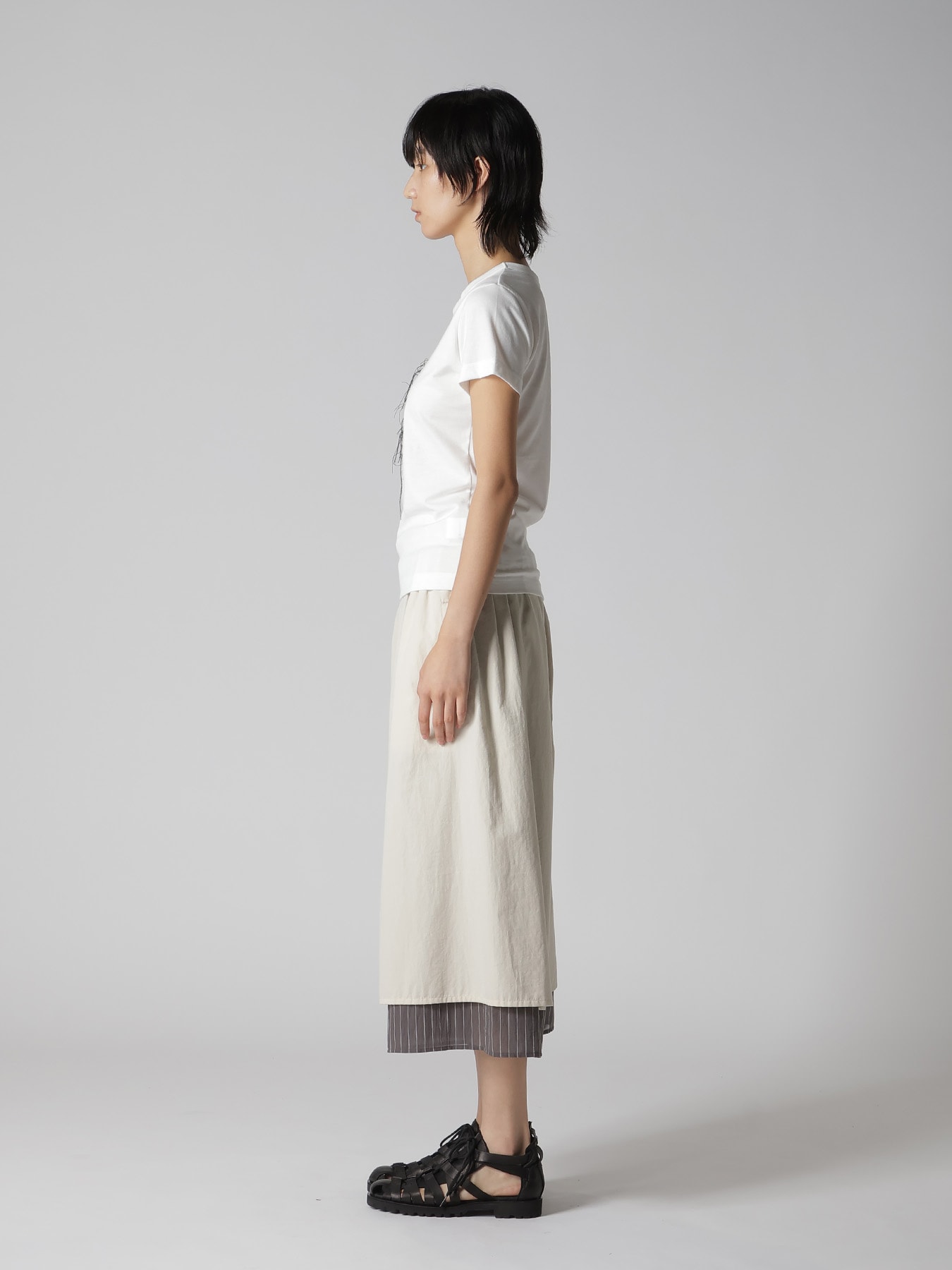 RANDOM STITCH EMBROIDERY SHORT SLEEVE TEE