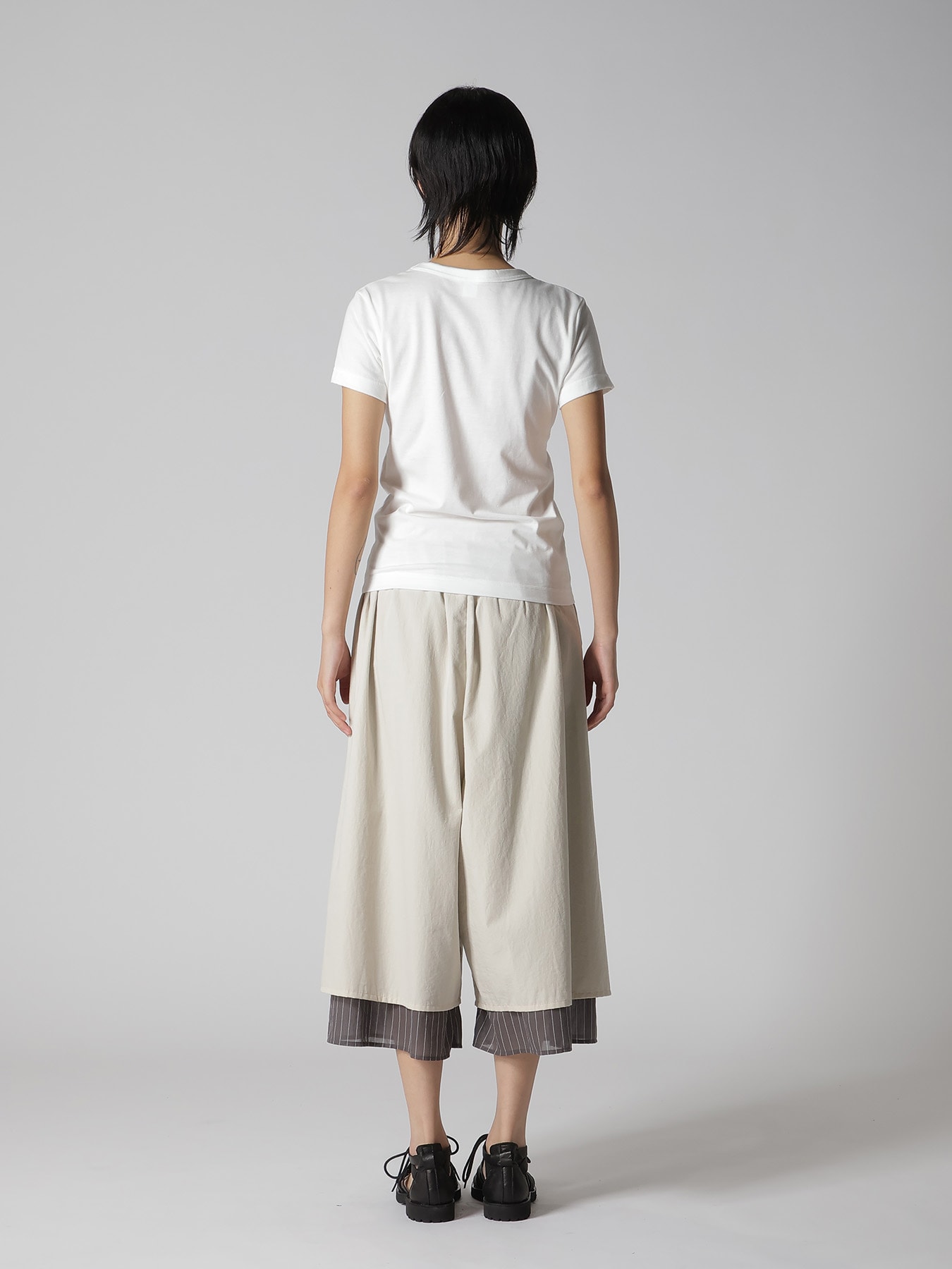 RANDOM STITCH EMBROIDERY SHORT SLEEVE TEE