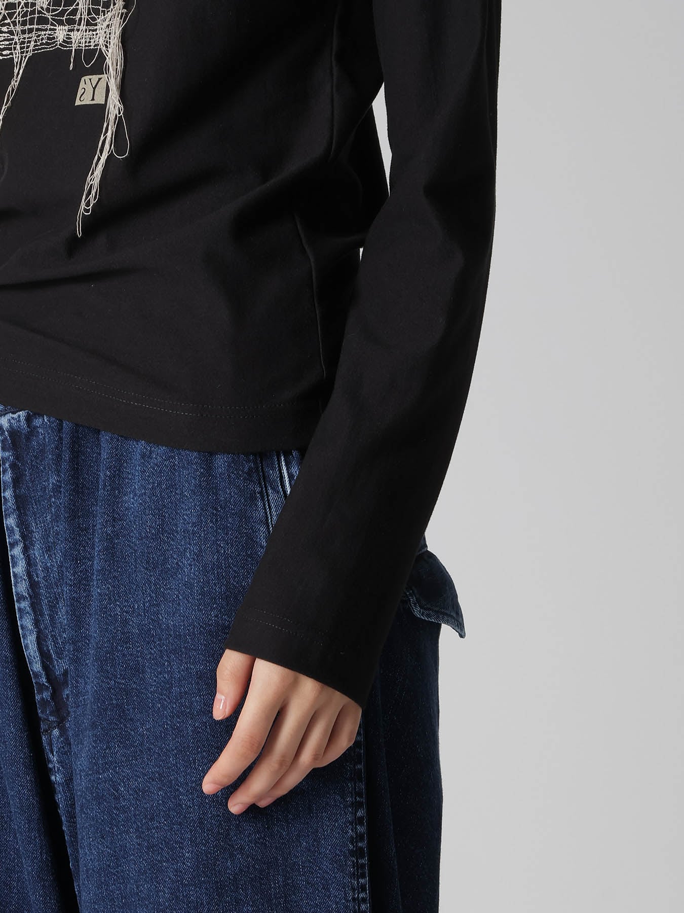 RANDOM STITCH EMBROIDERY LONG SLEEVE TEE