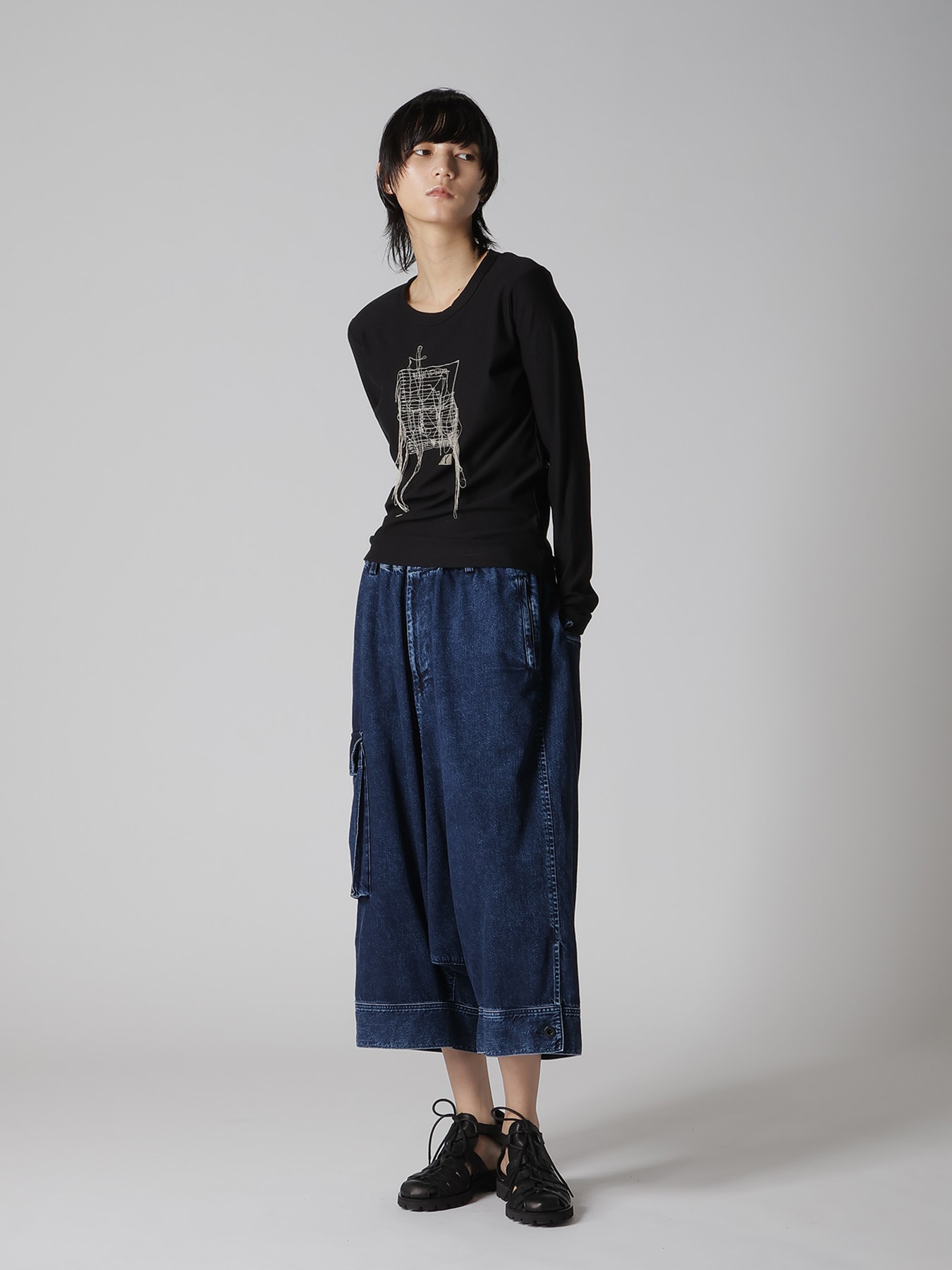 RANDOM STITCH EMBROIDERY LONG SLEEVE TEE