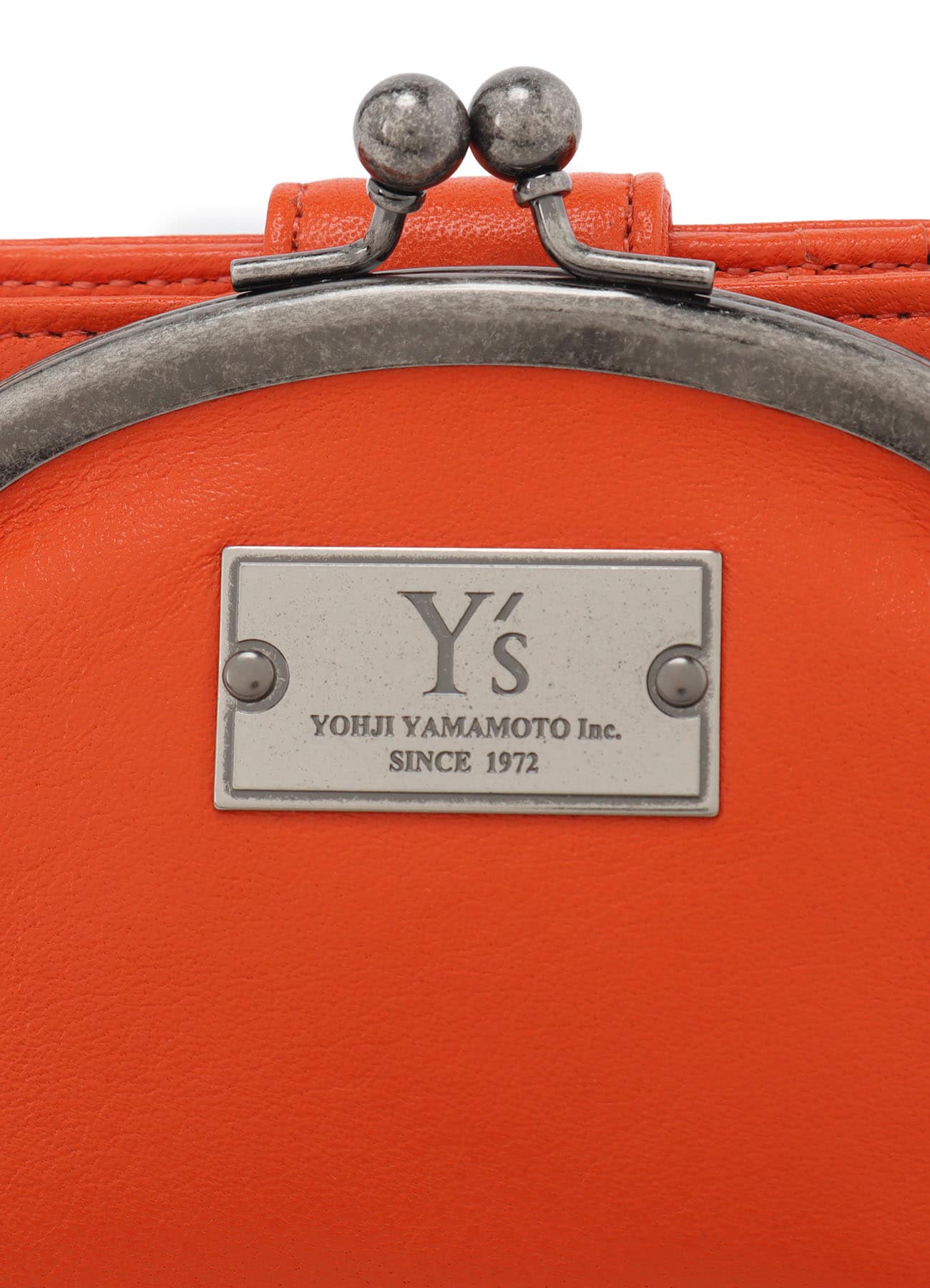 SEMI-GLOSSY LEATHER CARD CASE W/ METAL CLASP