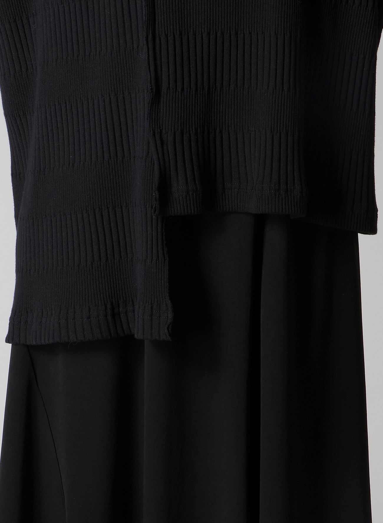 RANDOM RIB STRIPE ROUND NECK ASYMMETERIC T