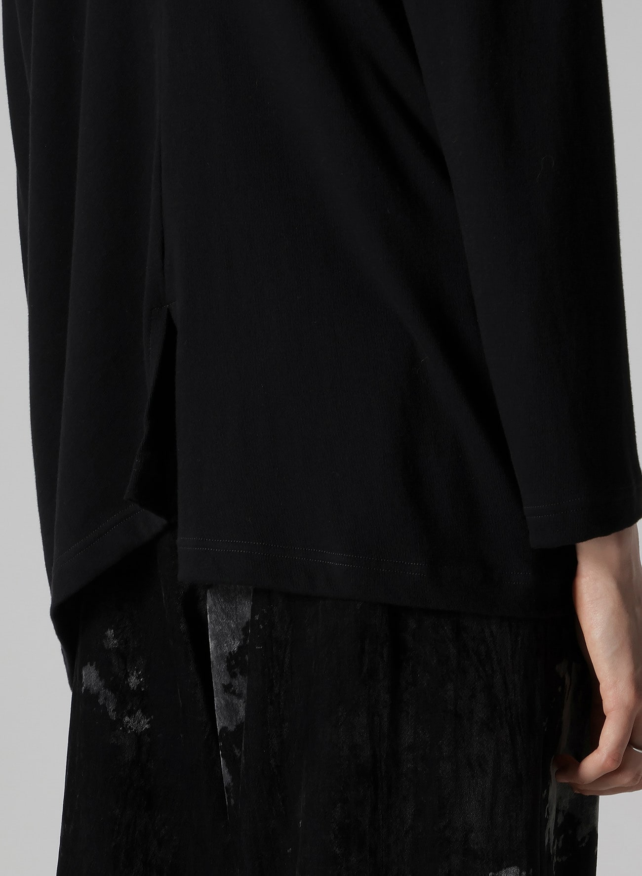 SOFT GAUZE JERSEY ASYMMETRIC HI-NECK PULLOVER