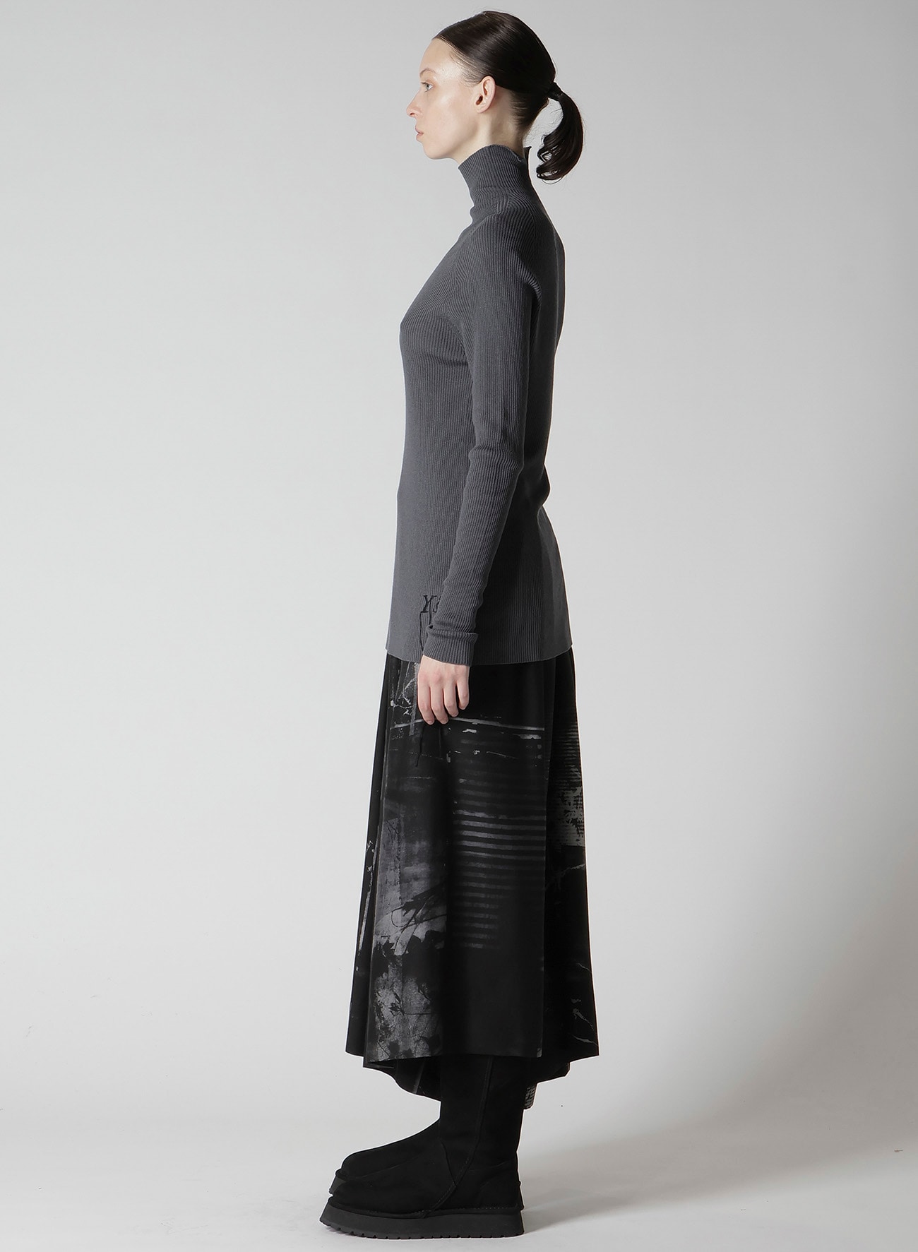 RIBBED HIGH NECK KNIT