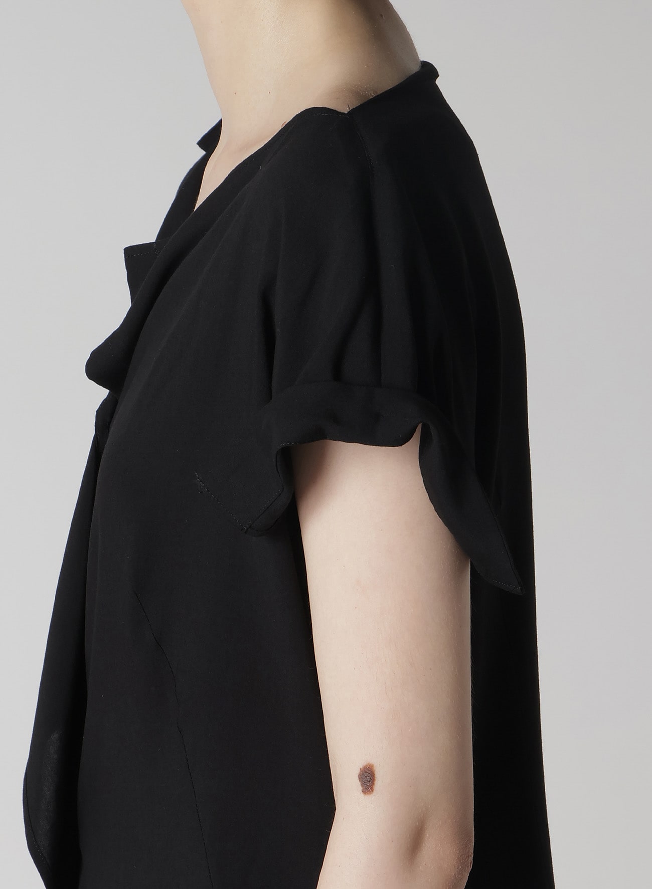 RAYON/CAMBRIC RIGHT SIDE DRAPE BLOUSE