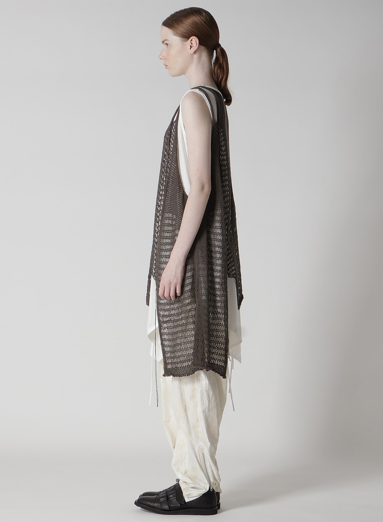 DAMAGE PROCESSED ASYMMETRIC SLEEVELESS KNIT