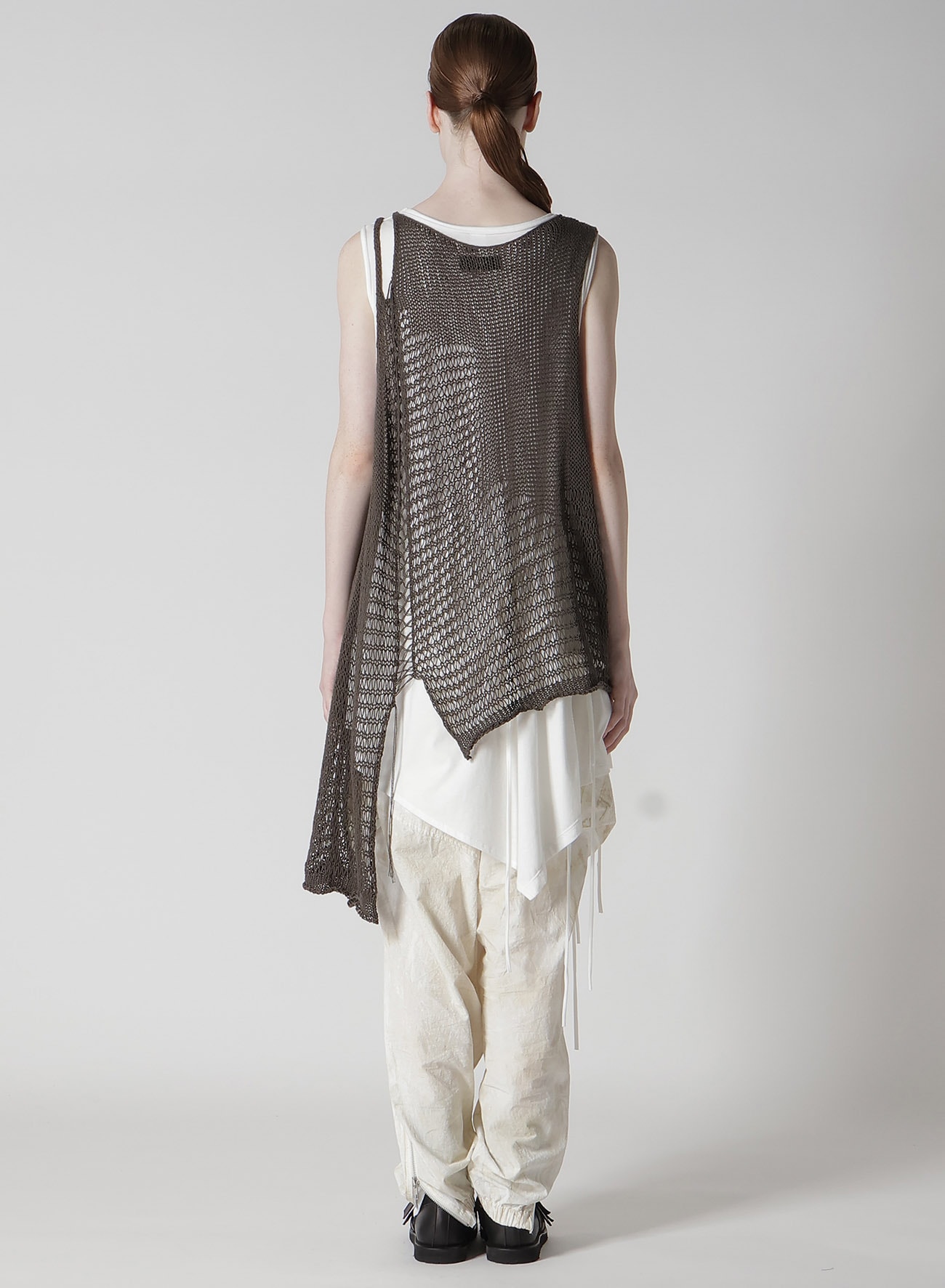 DAMAGE PROCESSED ASYMMETRIC SLEEVELESS KNIT