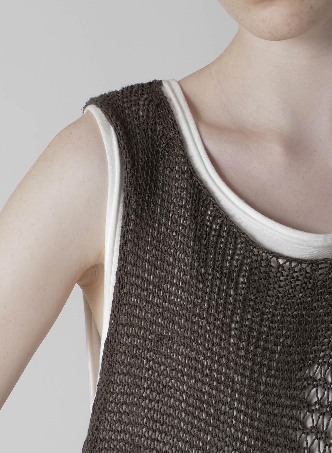 DAMAGE PROCESSED ASYMMETRIC SLEEVELESS KNIT