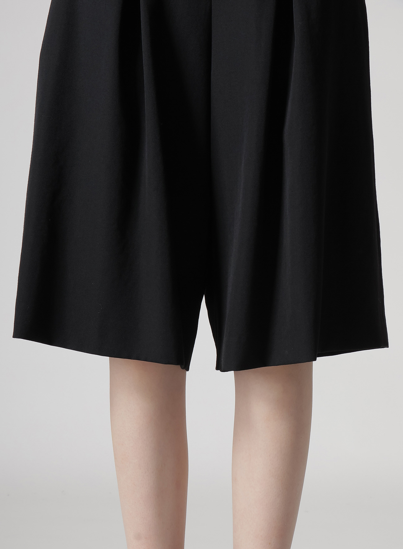 WOOL GABARDINE ZIP TUCKED SHORT PANTS