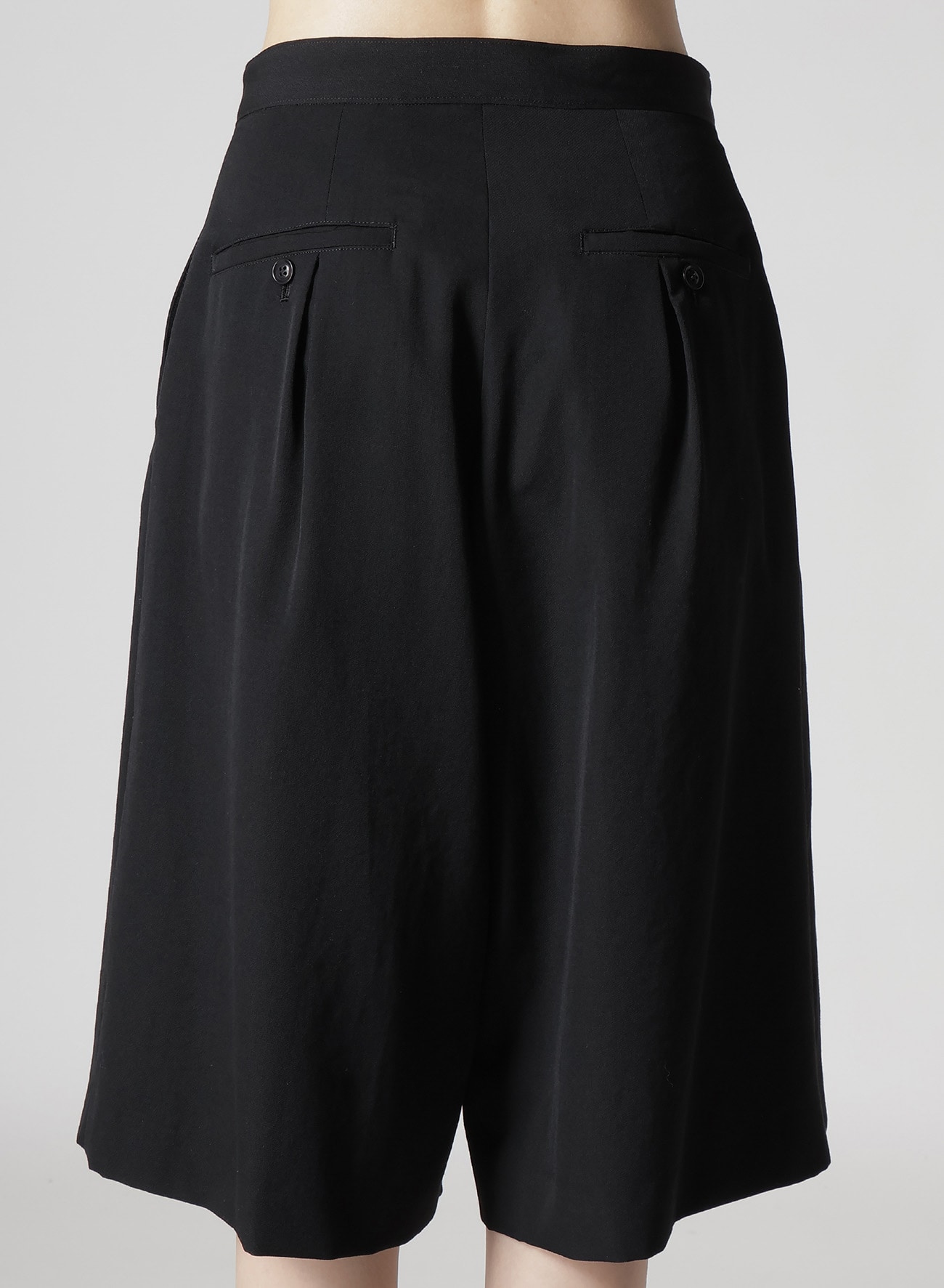 WOOL GABARDINE ZIP TUCKED SHORT PANTS