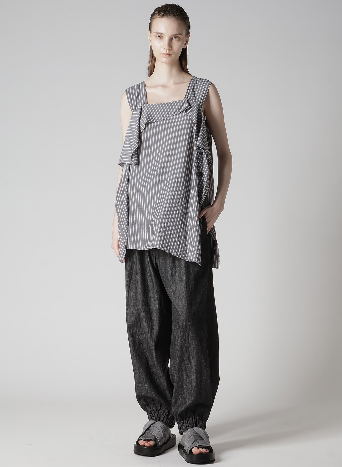 CELLULOSE STRIPE FLARE SLEEVELESS BLOUSE