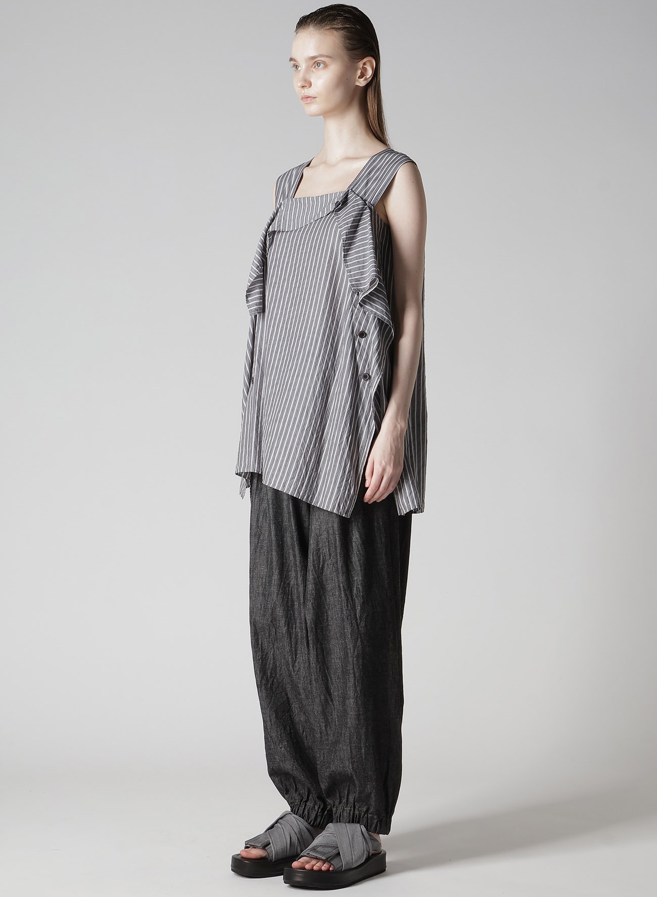 CELLULOSE STRIPE FLARE SLEEVELESS BLOUSE