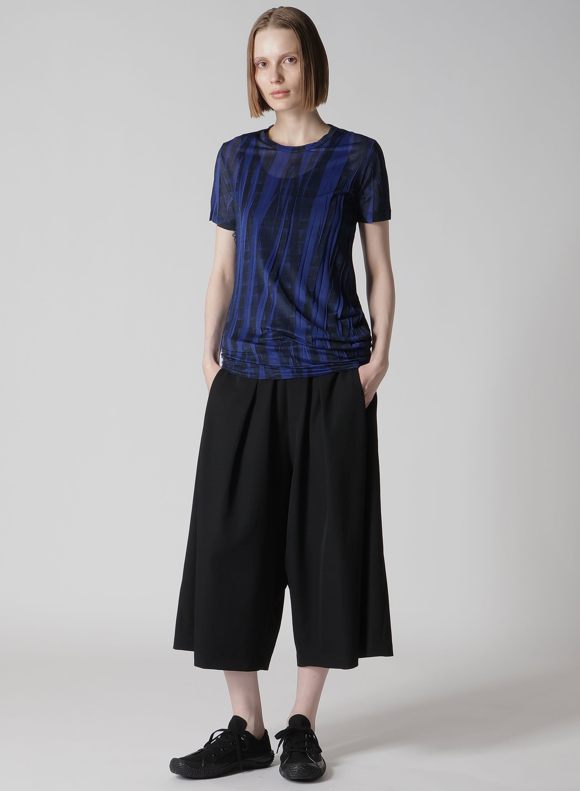 PLEATED PLAID PRINT SHORT SLEEVE TEE