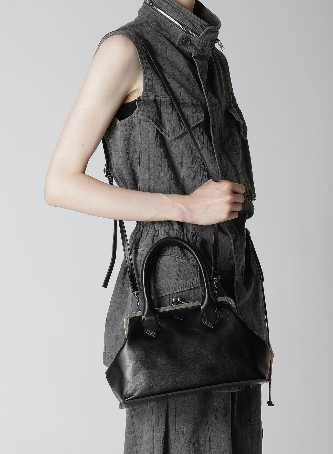 【THE SHOP先行発売】MATTE SMOOTH LEATHER METAL CLASP HANDBAG