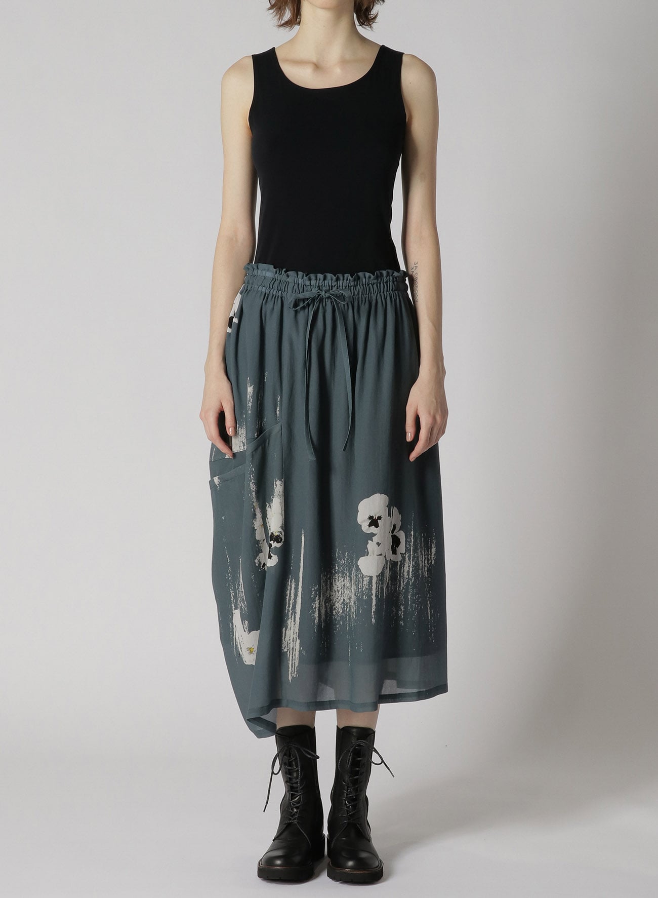 BLURRED PANSY PRINT SIDE-PLEATED SKIRT(S Grey): Vintage 1.1｜THE