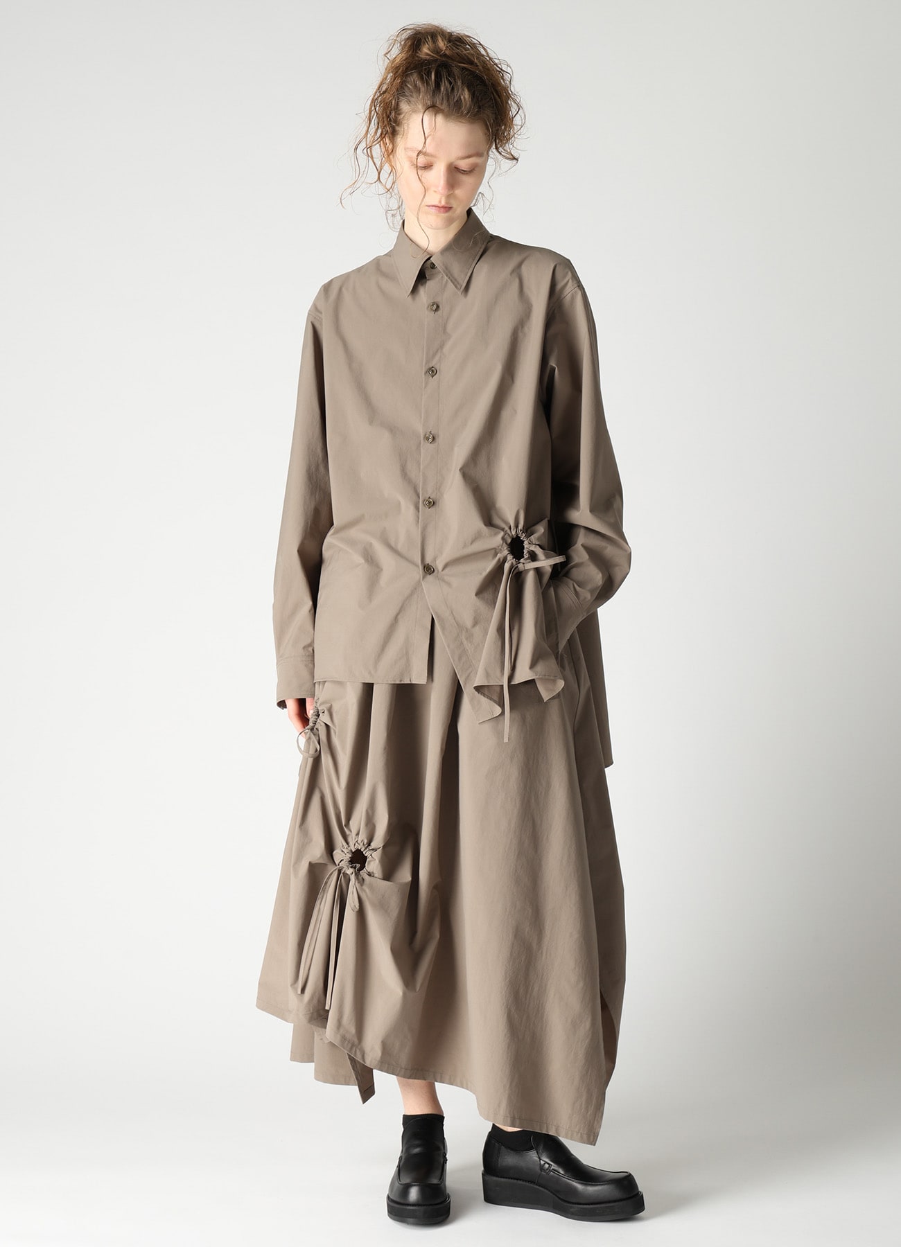 POLYESTER TYPEWRITER CIRCLE GATHER BLOUSE