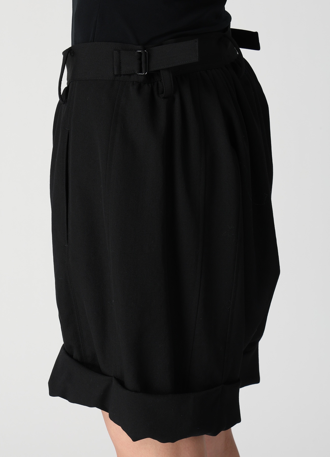 WOOL GABARDINE BALLOON SHORT PANTS