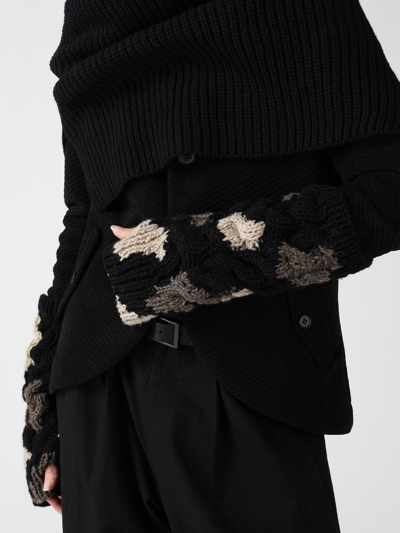 ANIMAL PATTERN HAND-KNIT ARM WARMER