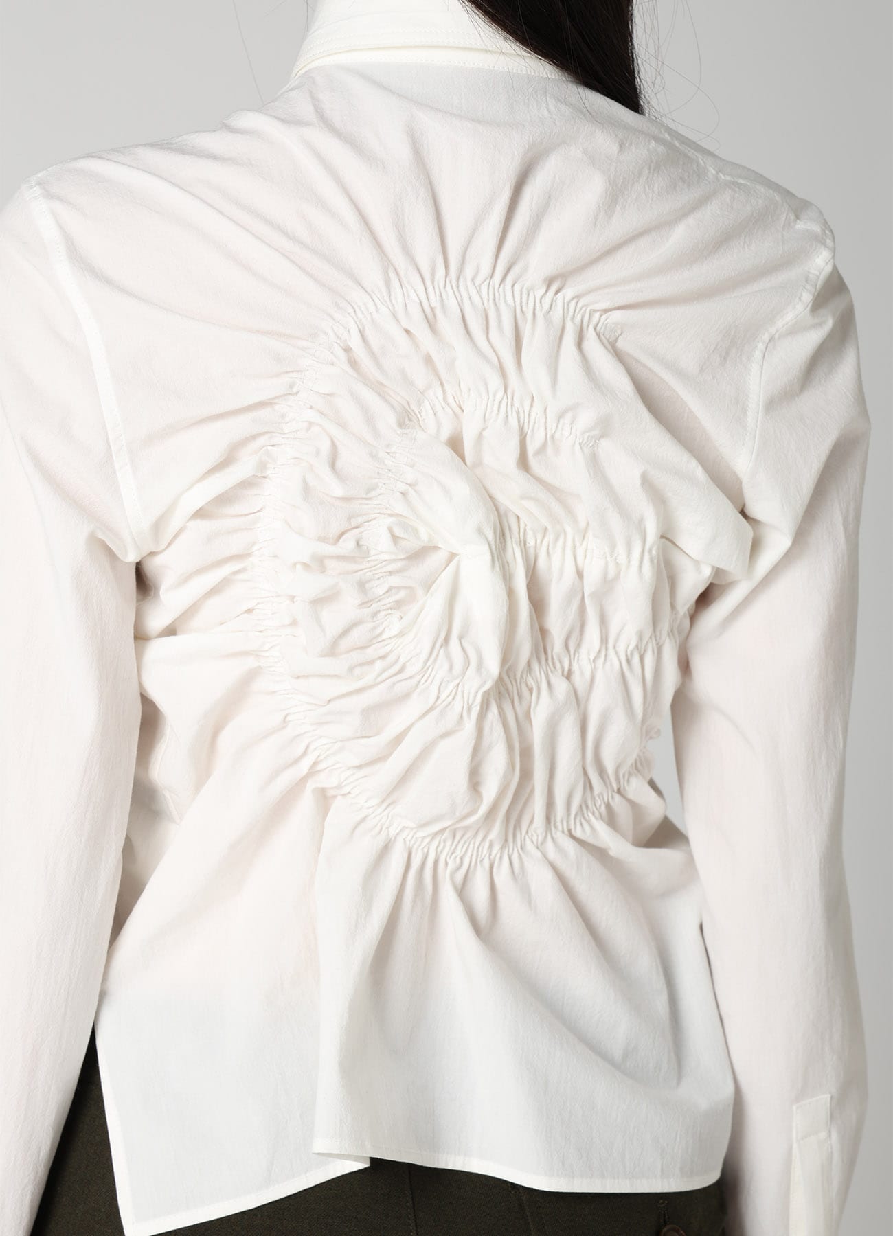 HARD-TWIST DOWNPROOF RANDOM GATHERED BLOUSE