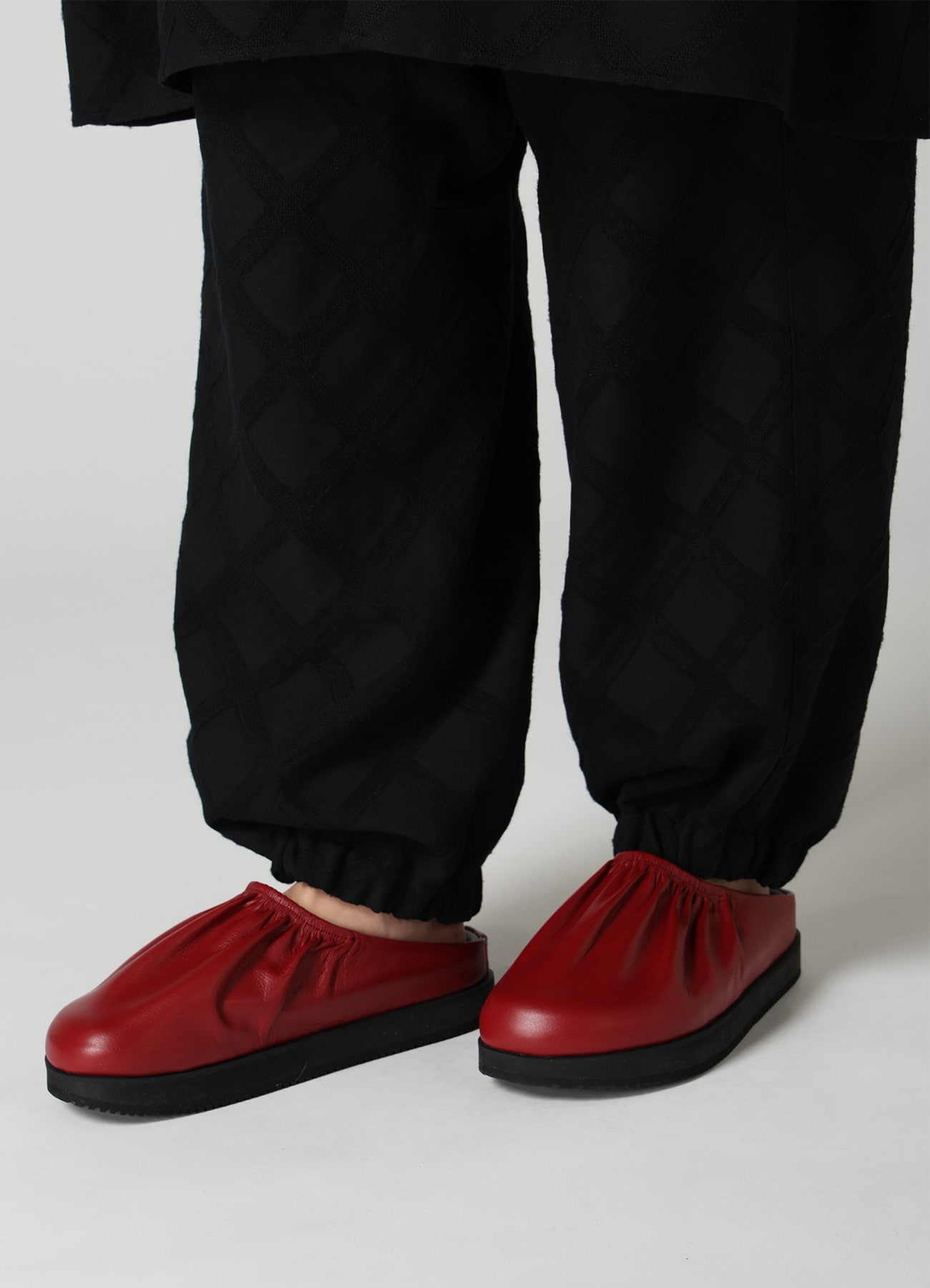 COW LEATHER GATHERED SANDAL