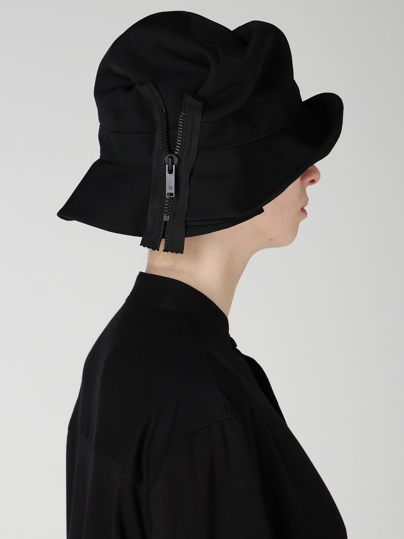 HARD TWISTED WOOL GABARDINE HAT WITH ZIP