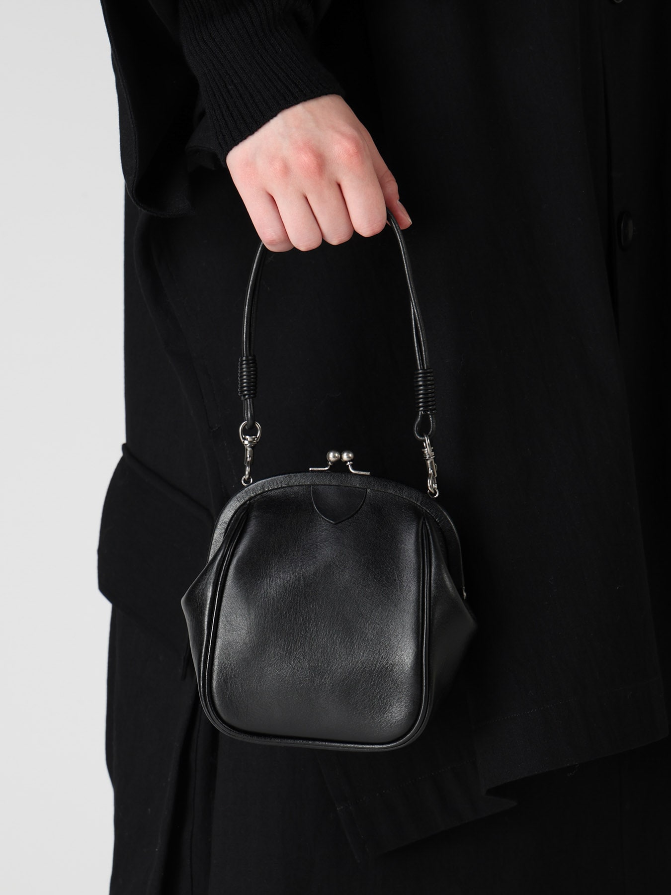 SEMI GLOSS OIL LEATHER CLASP SHOULDER BAG