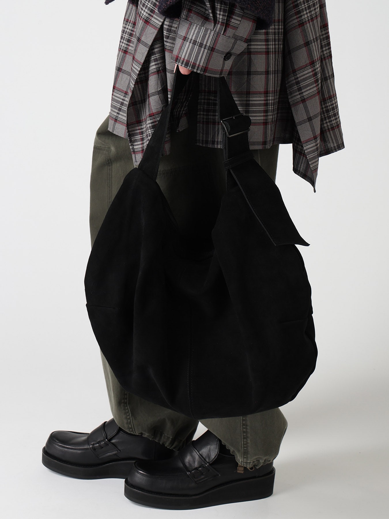 HEAVY VELOUR GYOZA-STYLE BAG