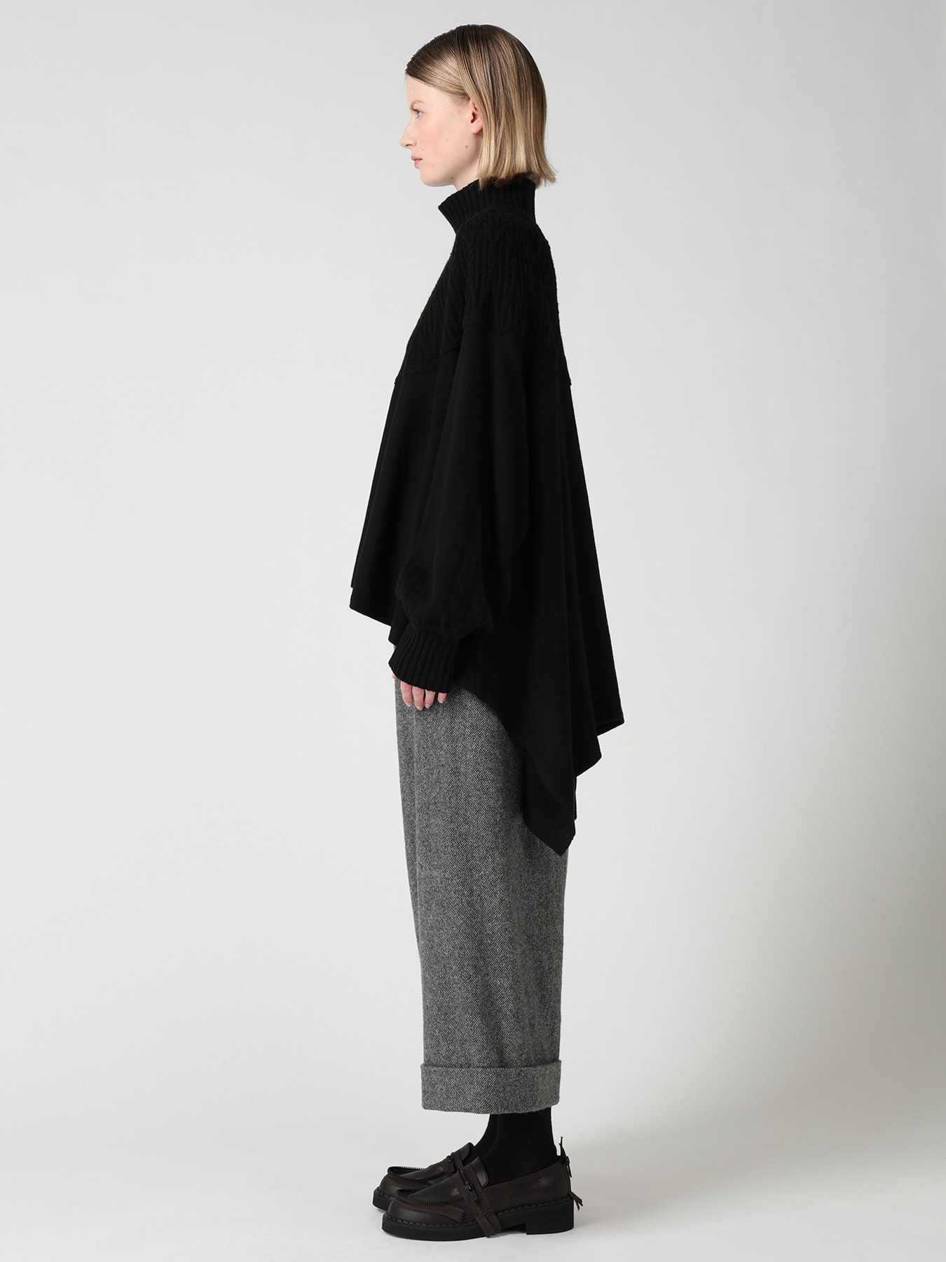 ROUND YOKE HIGH NECK FLARE PULLOVER
