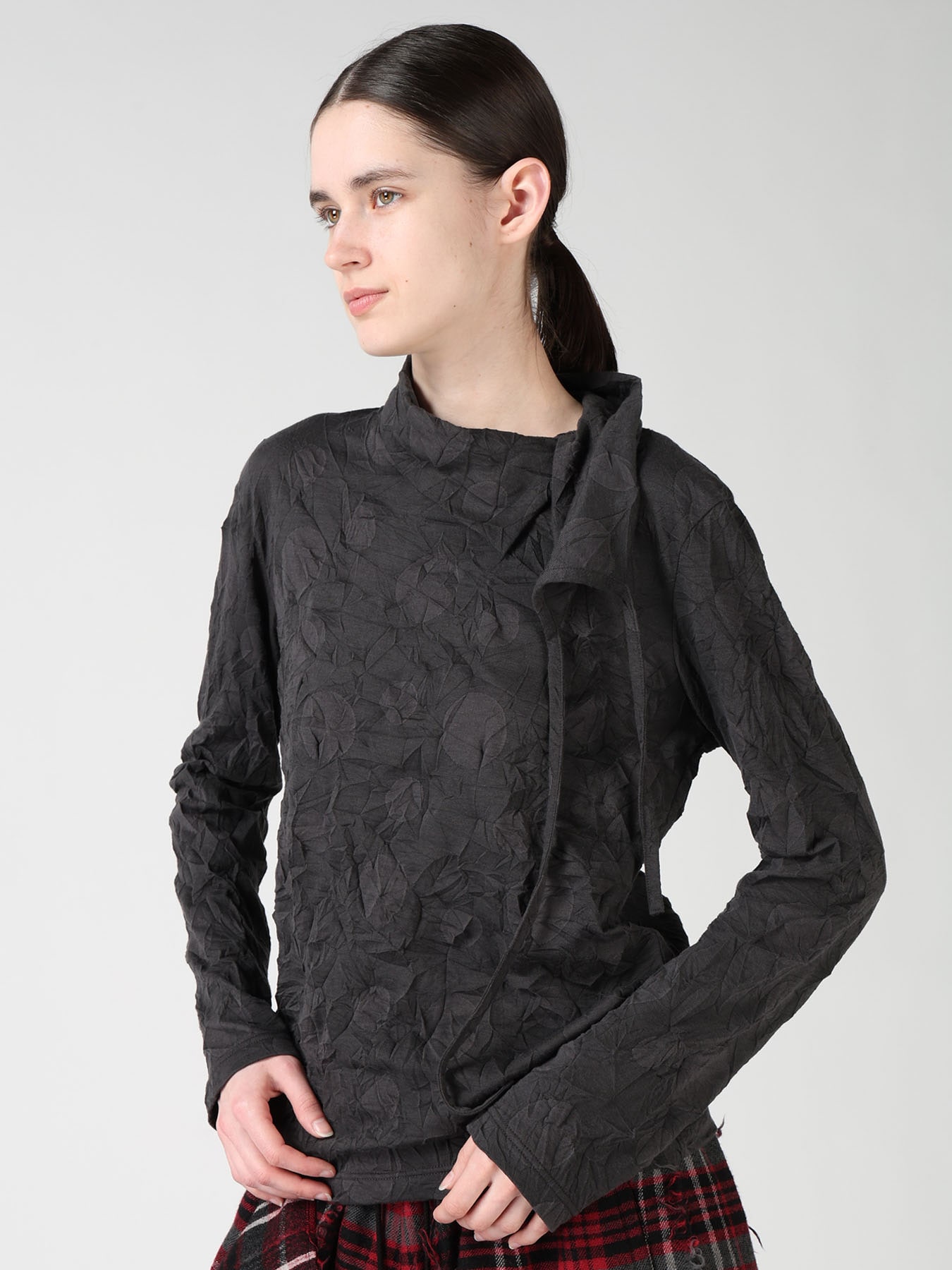 RANDOM DOT JACQUARD ASYMMETRIC HIGH NECK T-SHIRT